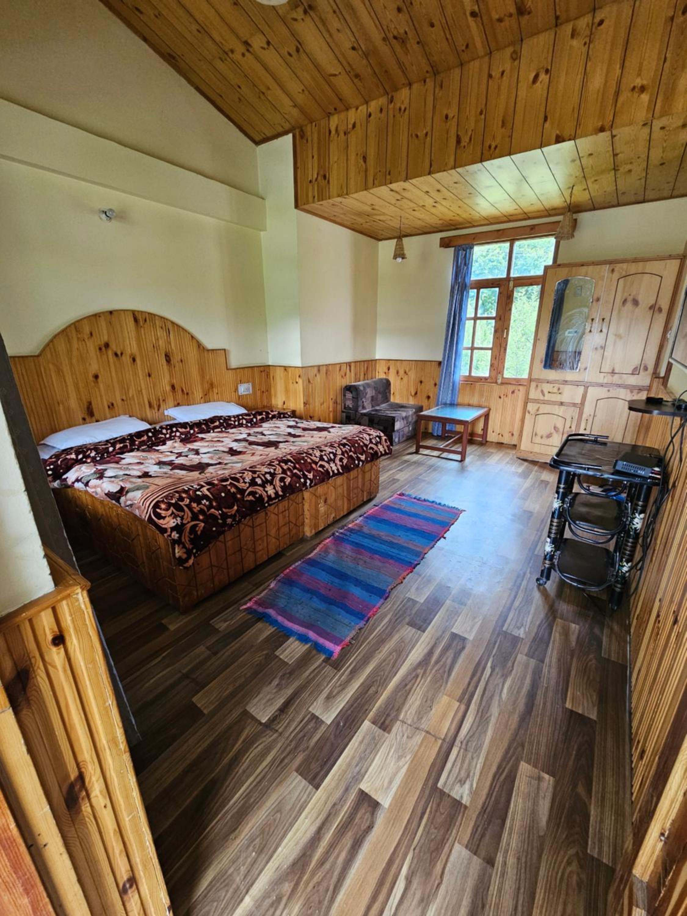 Deluxe Double Room with Bath - Photo 4