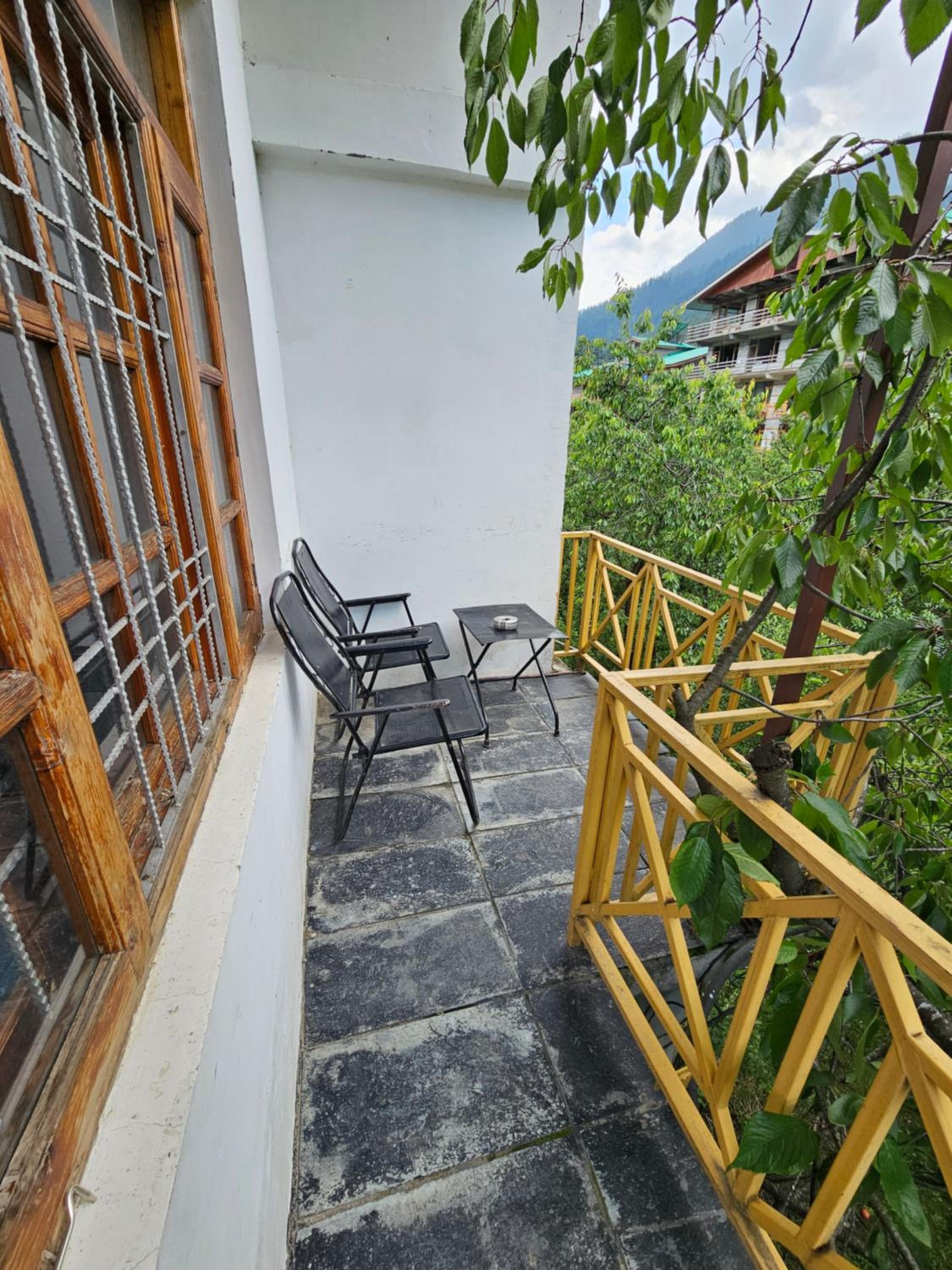 Deluxe Double Room with Balcony - Photo 5