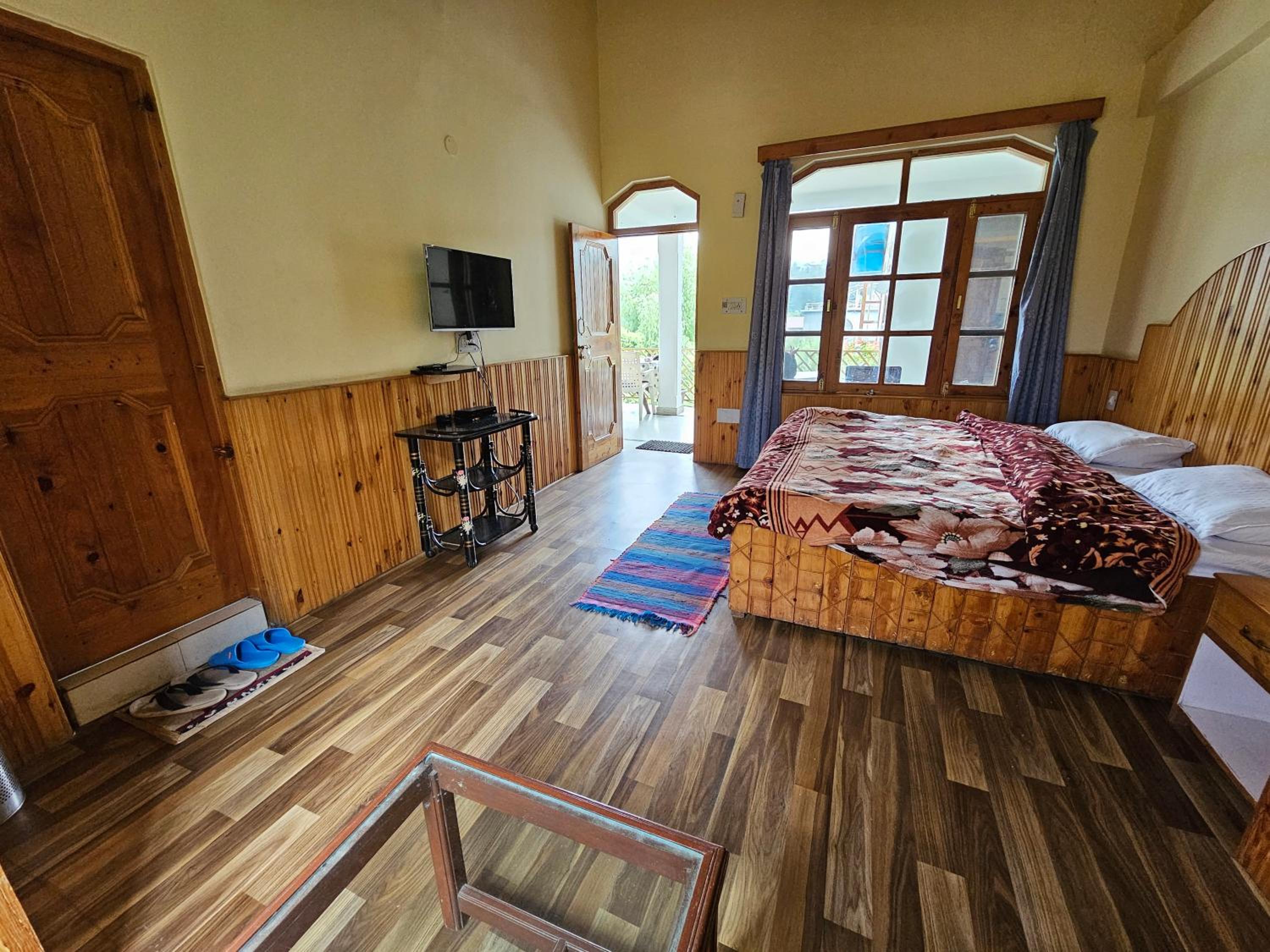 Deluxe Double Room with Bath - Photo 3