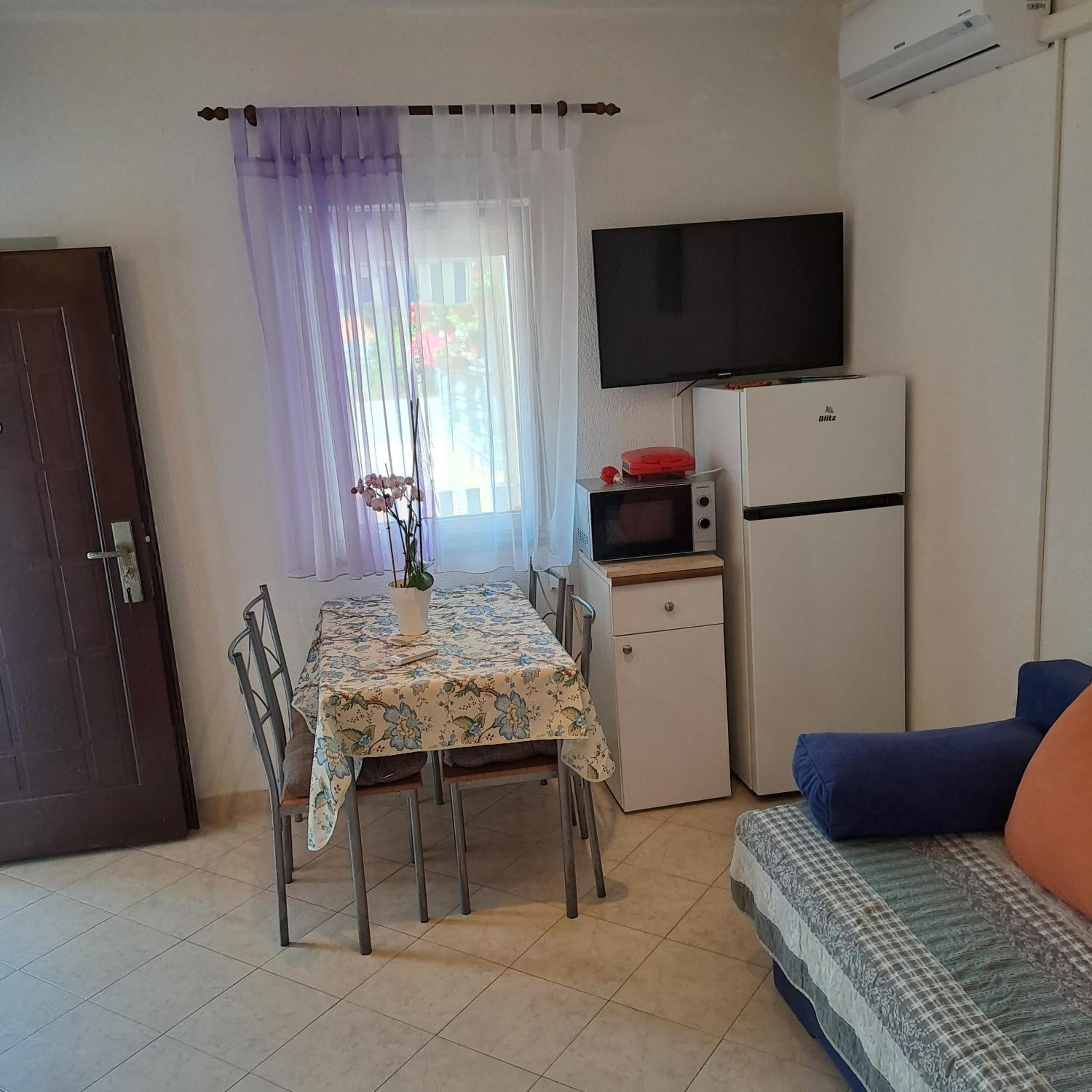 Apartment with Terrace - Photo 12