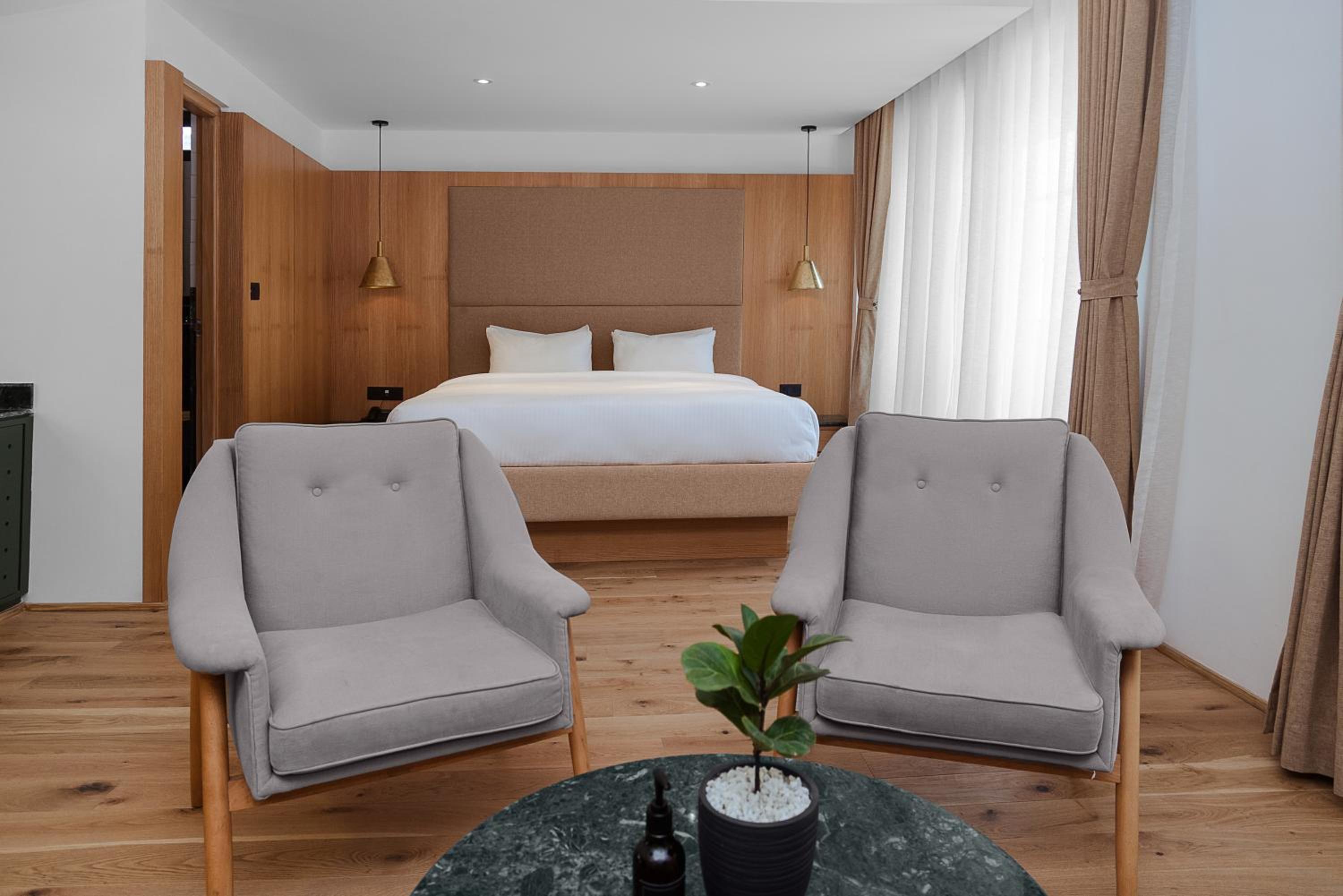 Suite - Photo 11