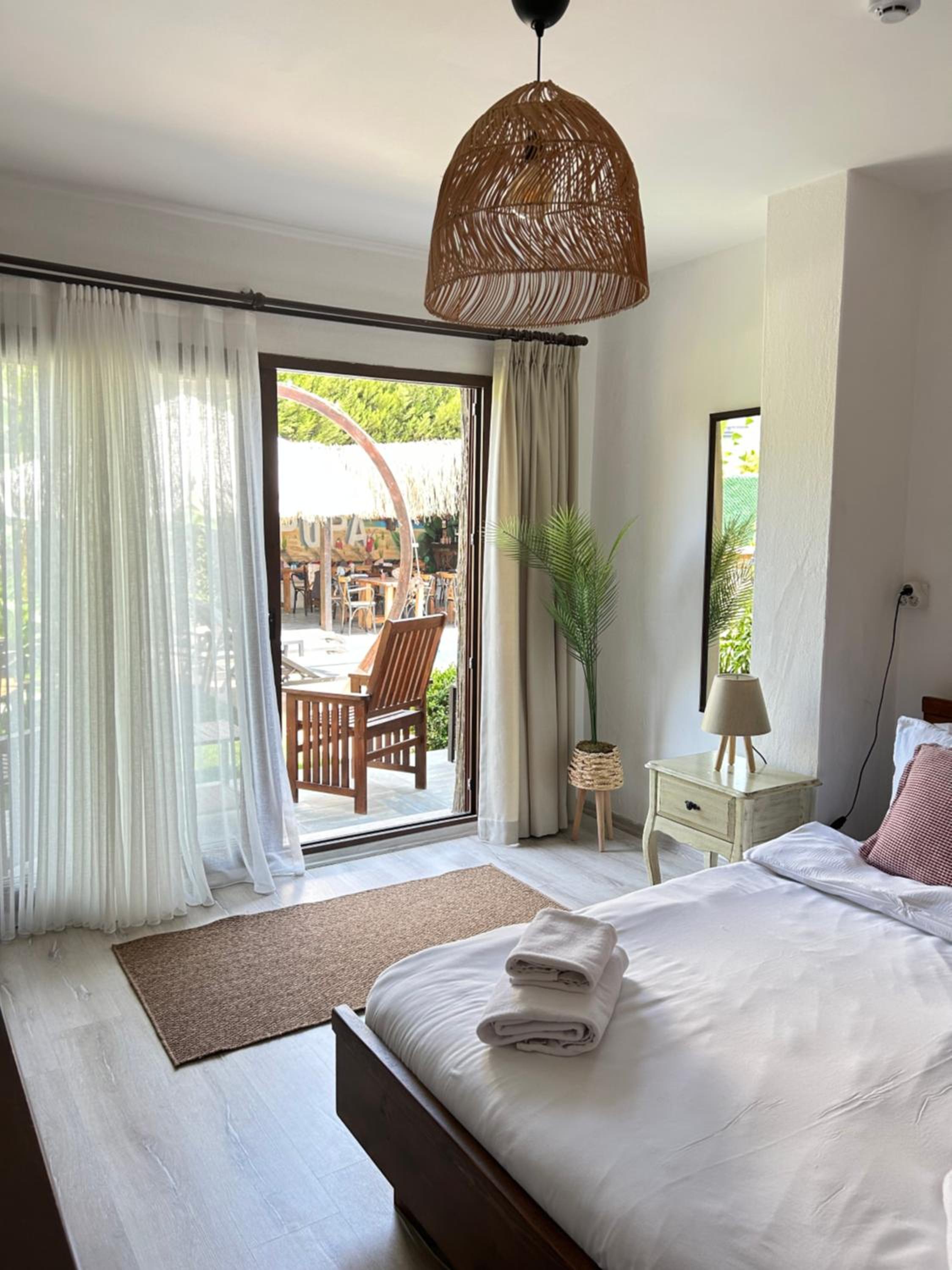 Deluxe Room - Photo 17