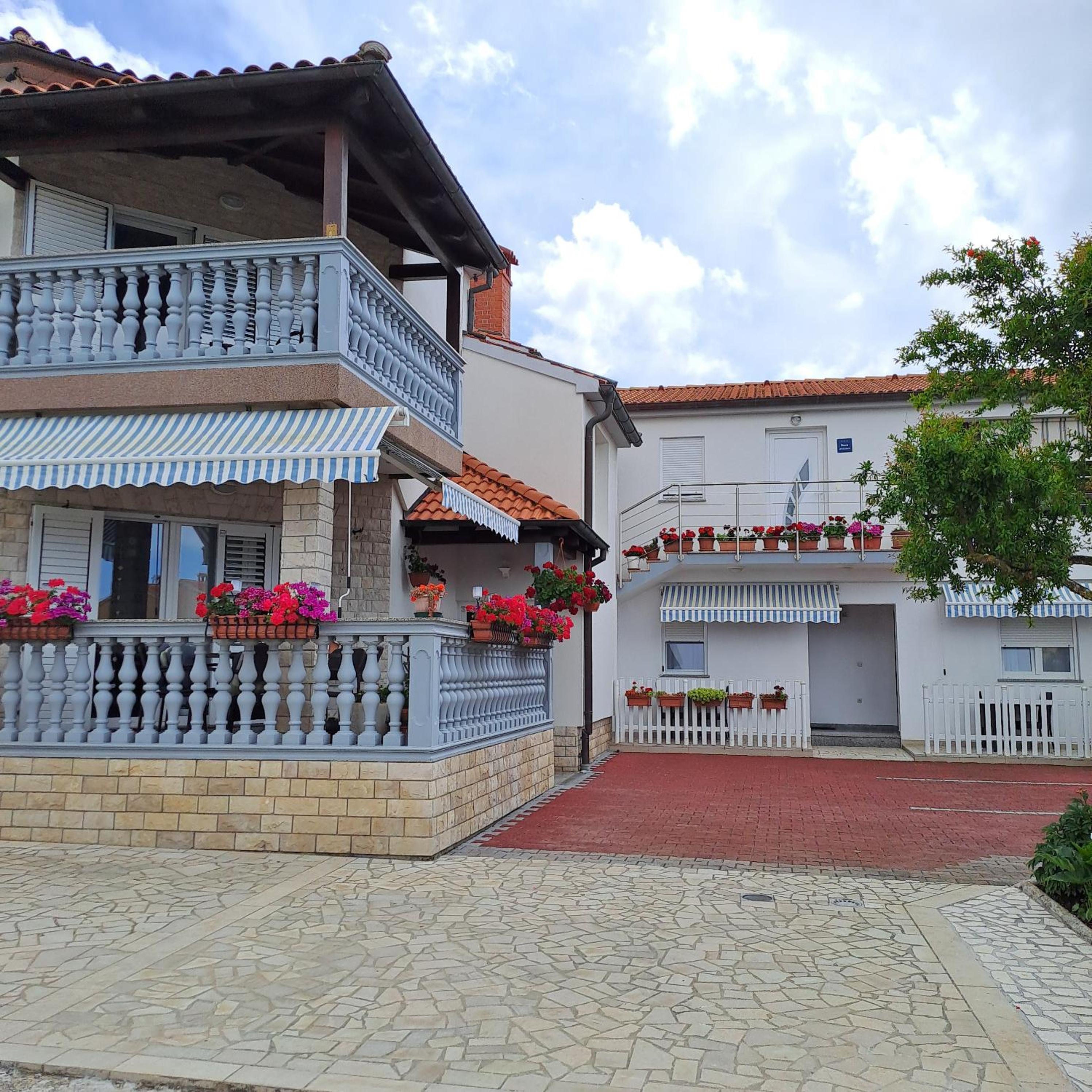 Apartment with Balcony - Photo 5