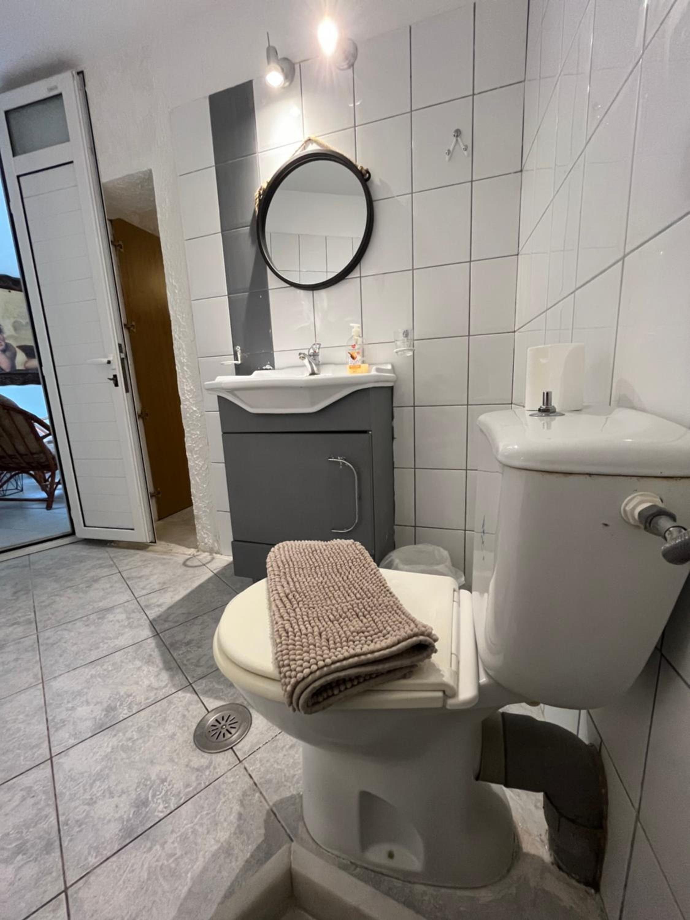 Studio Apartment - Photo 10