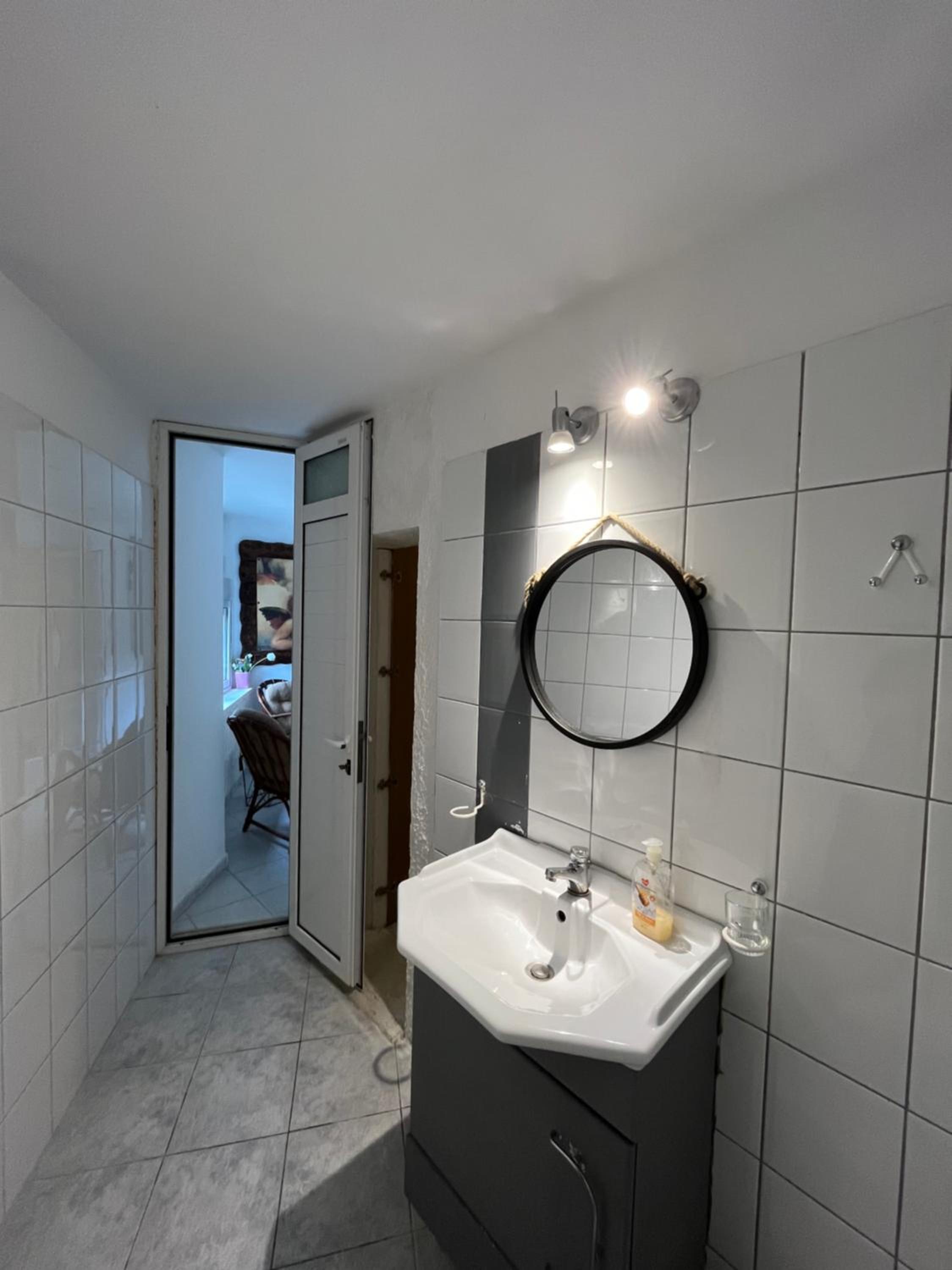 Studio Apartment - Photo 9