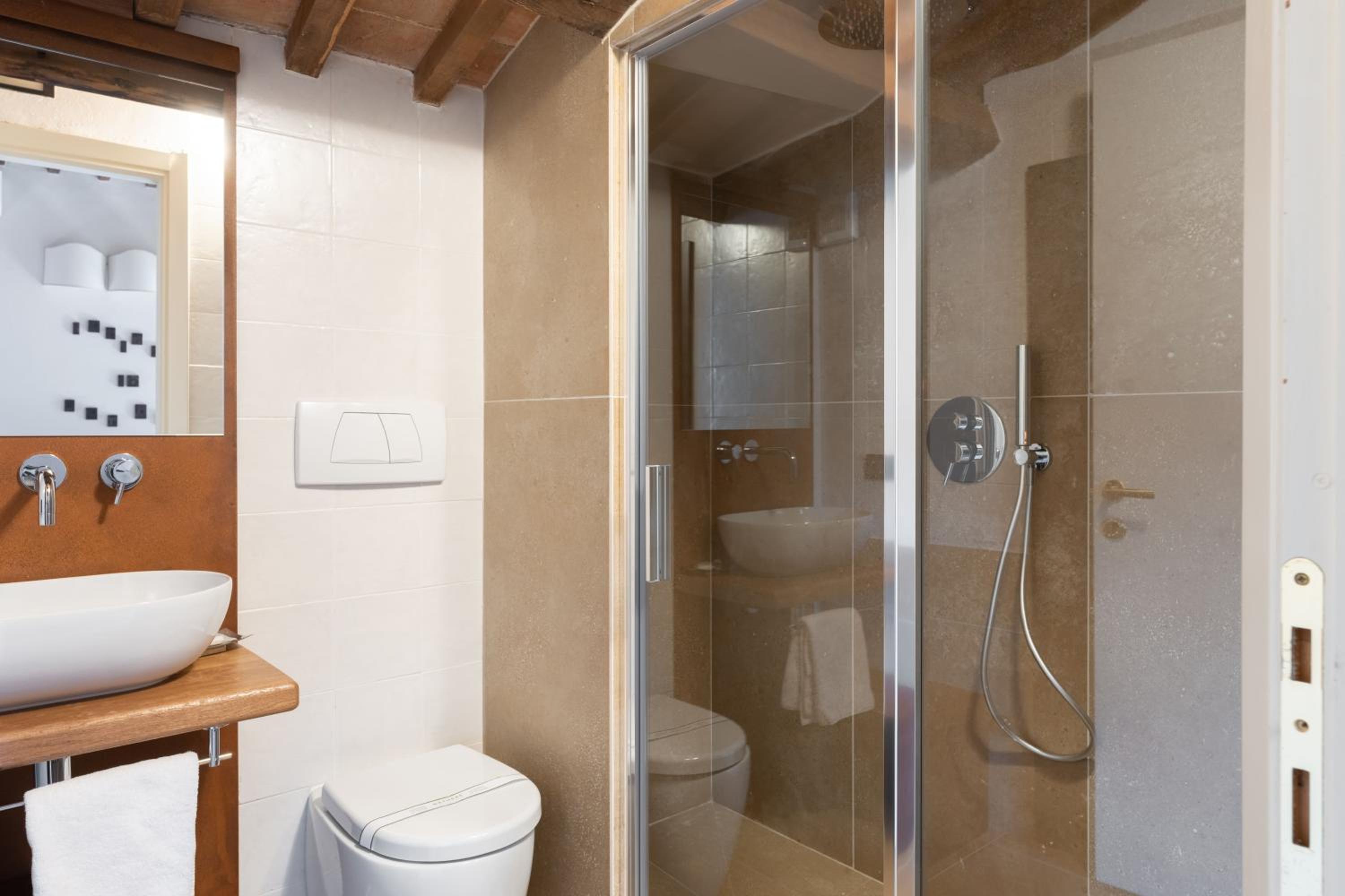 Suite - Photo 25