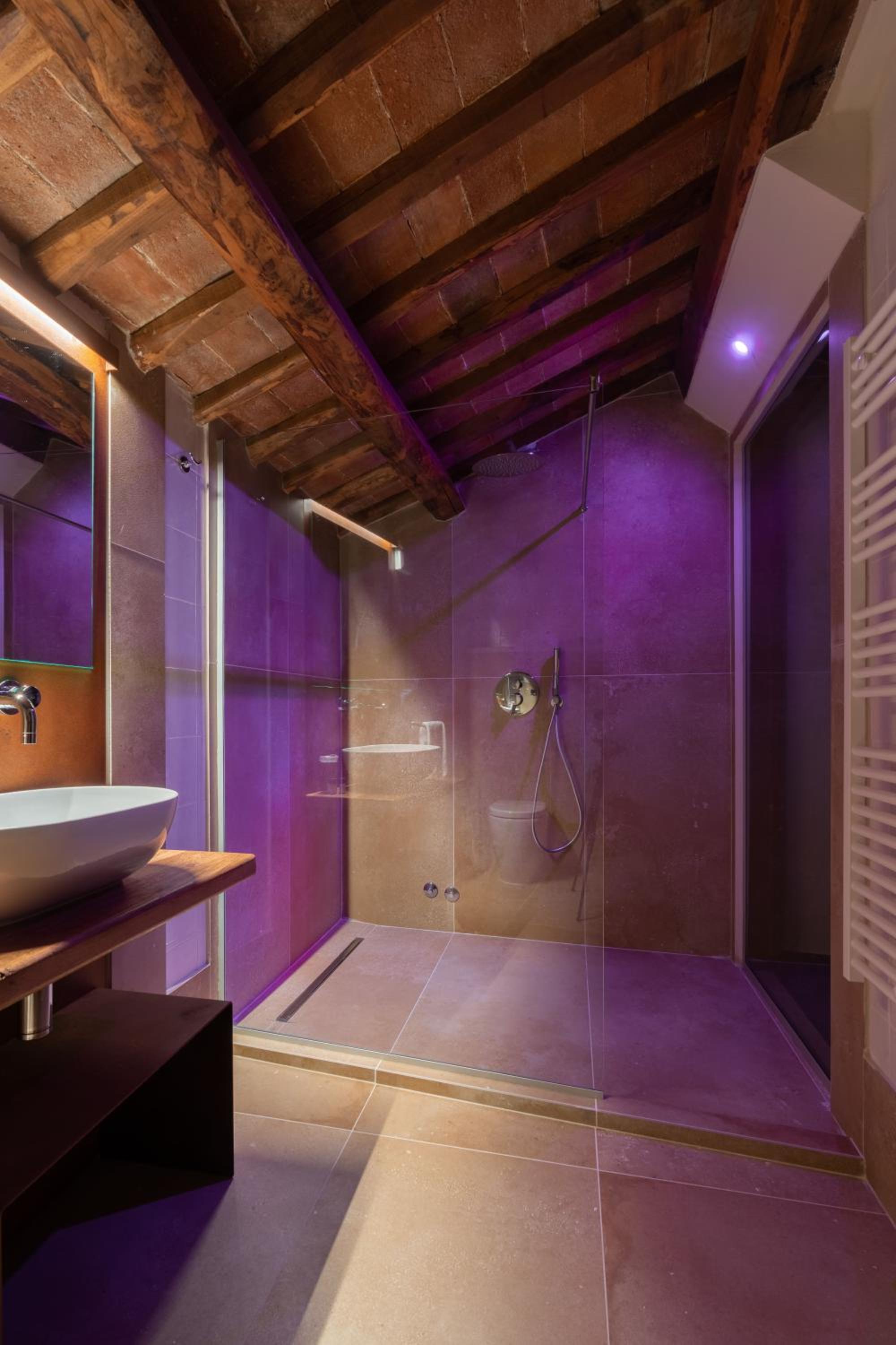 Suite - Photo 19