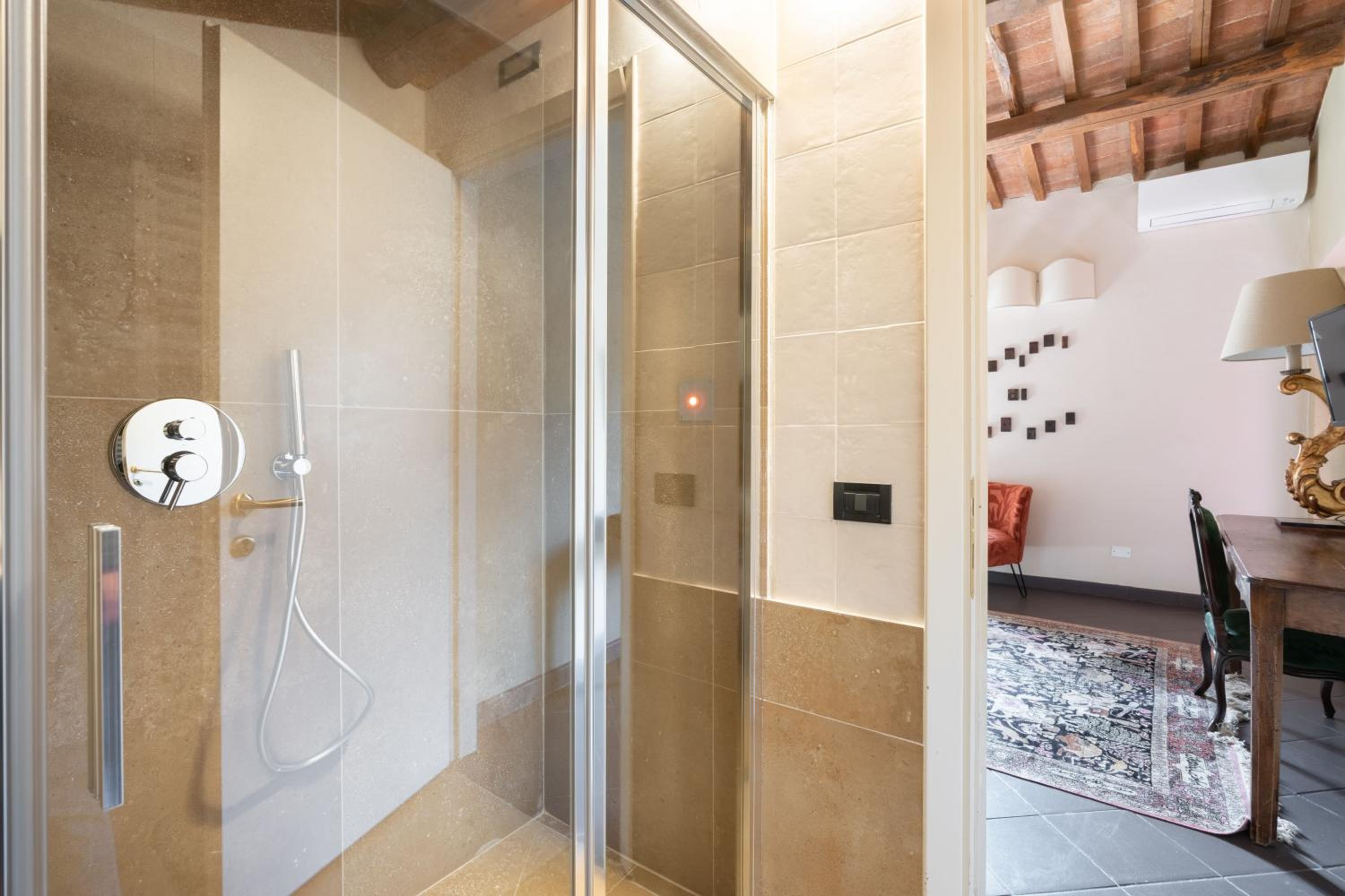 Suite - Photo 22