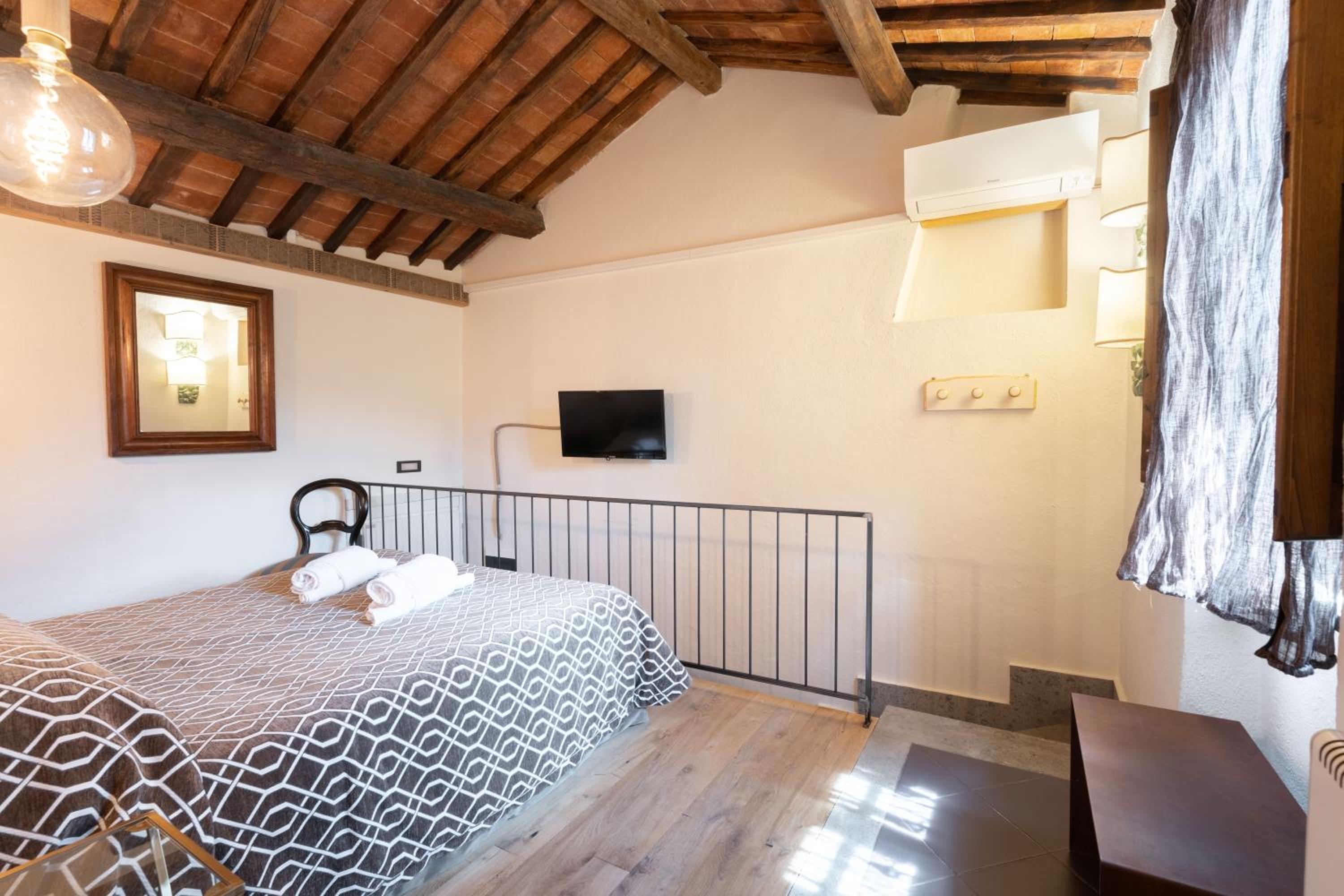 Suite - Photo 16