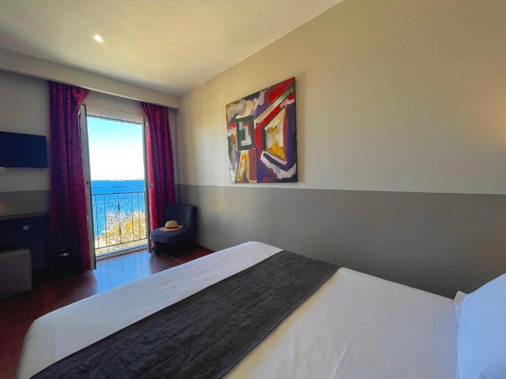 Double or Twin Room with Sea View photo 3