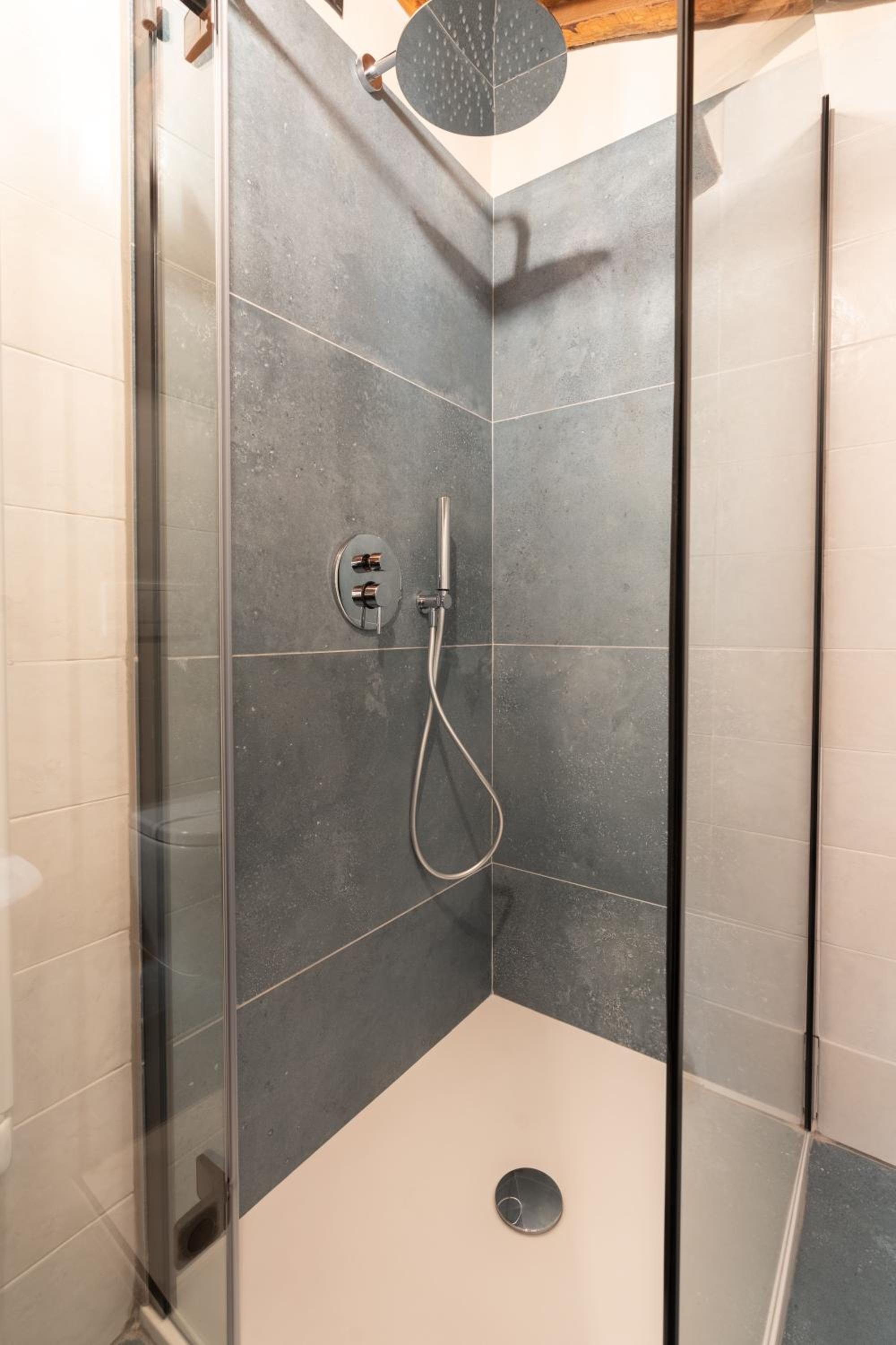 Suite - Photo 20