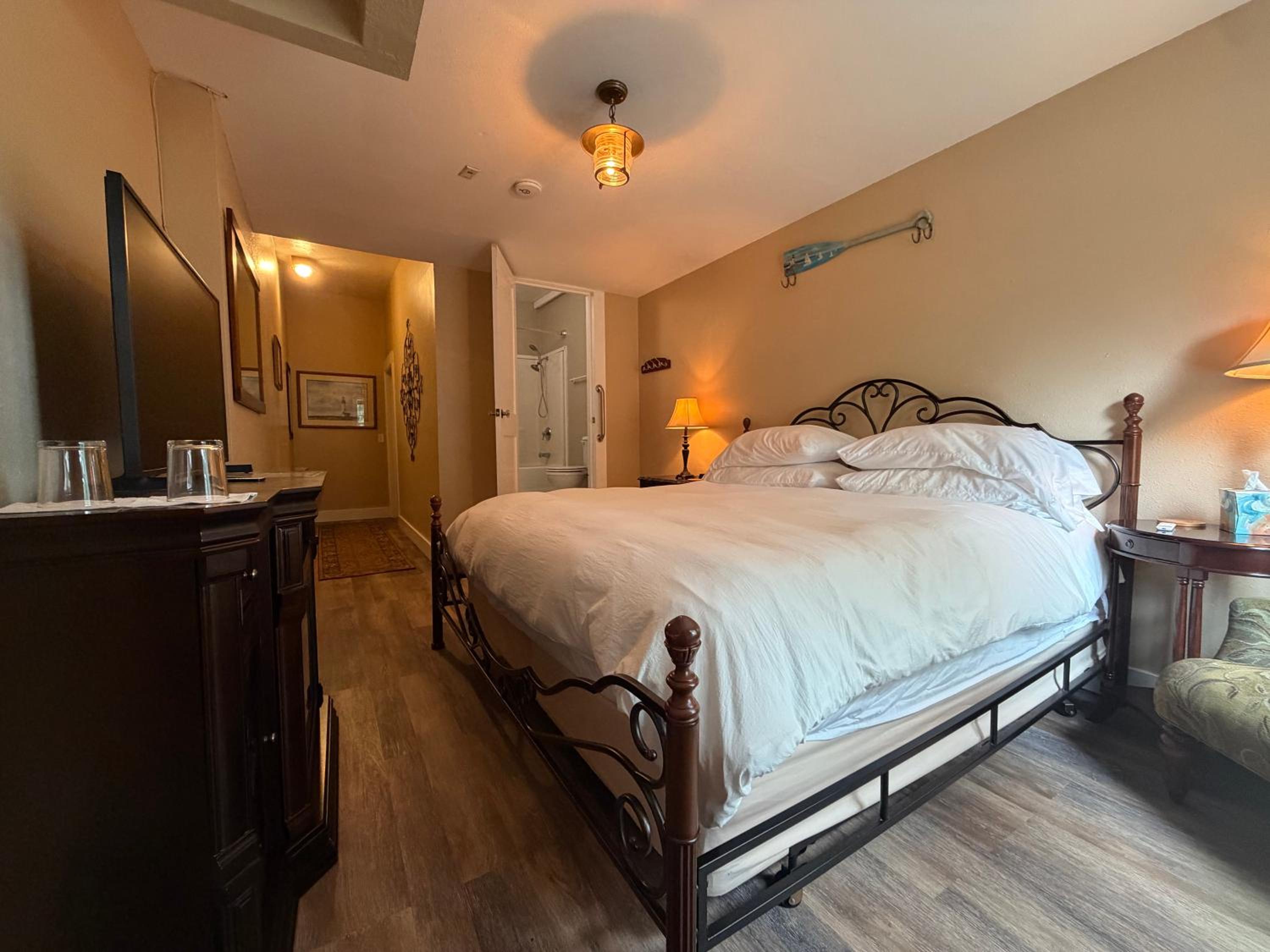 Standard King Room photo 1