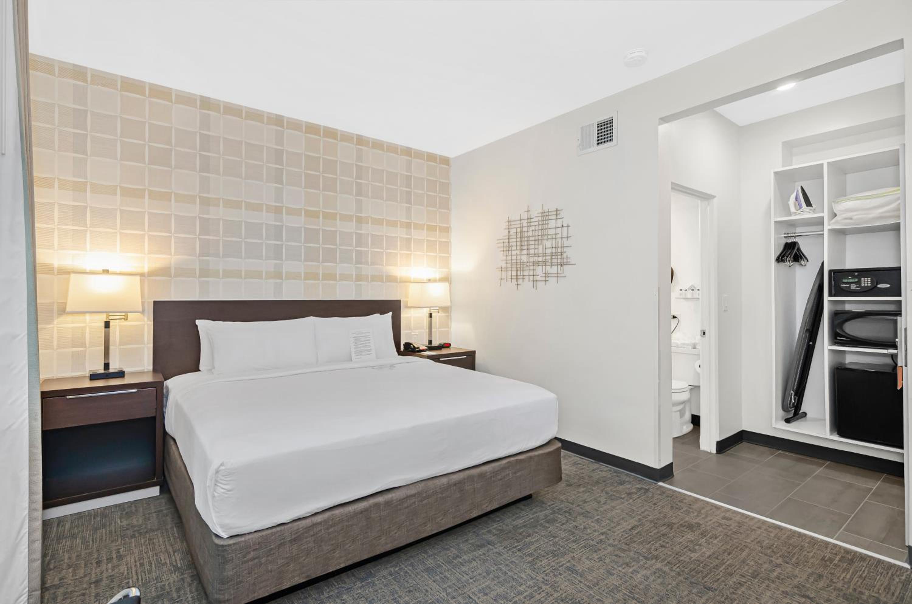 Deluxe King Room - Photo 6