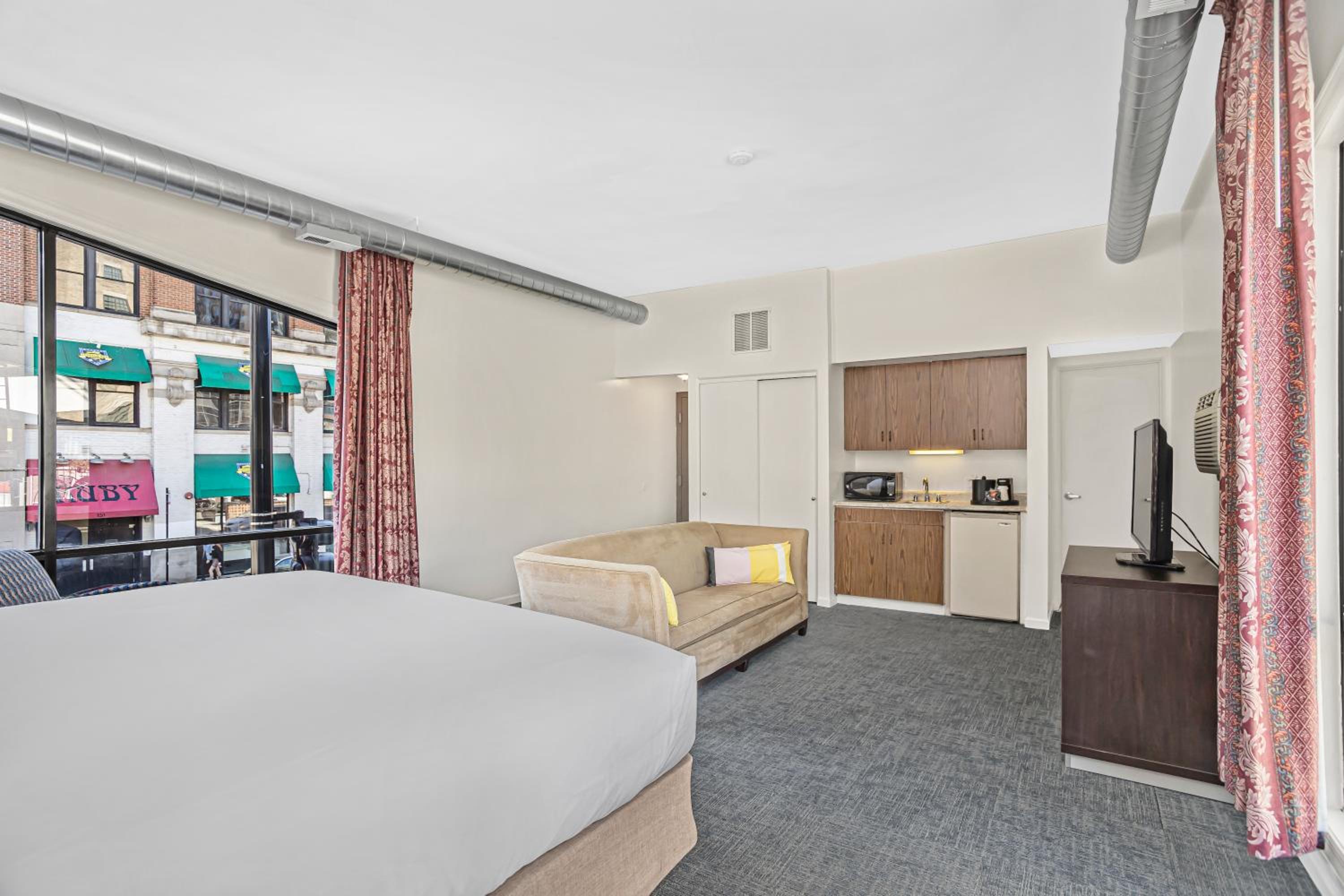  King Suite with Sofa Bed - Non-Smoking - Photo 8