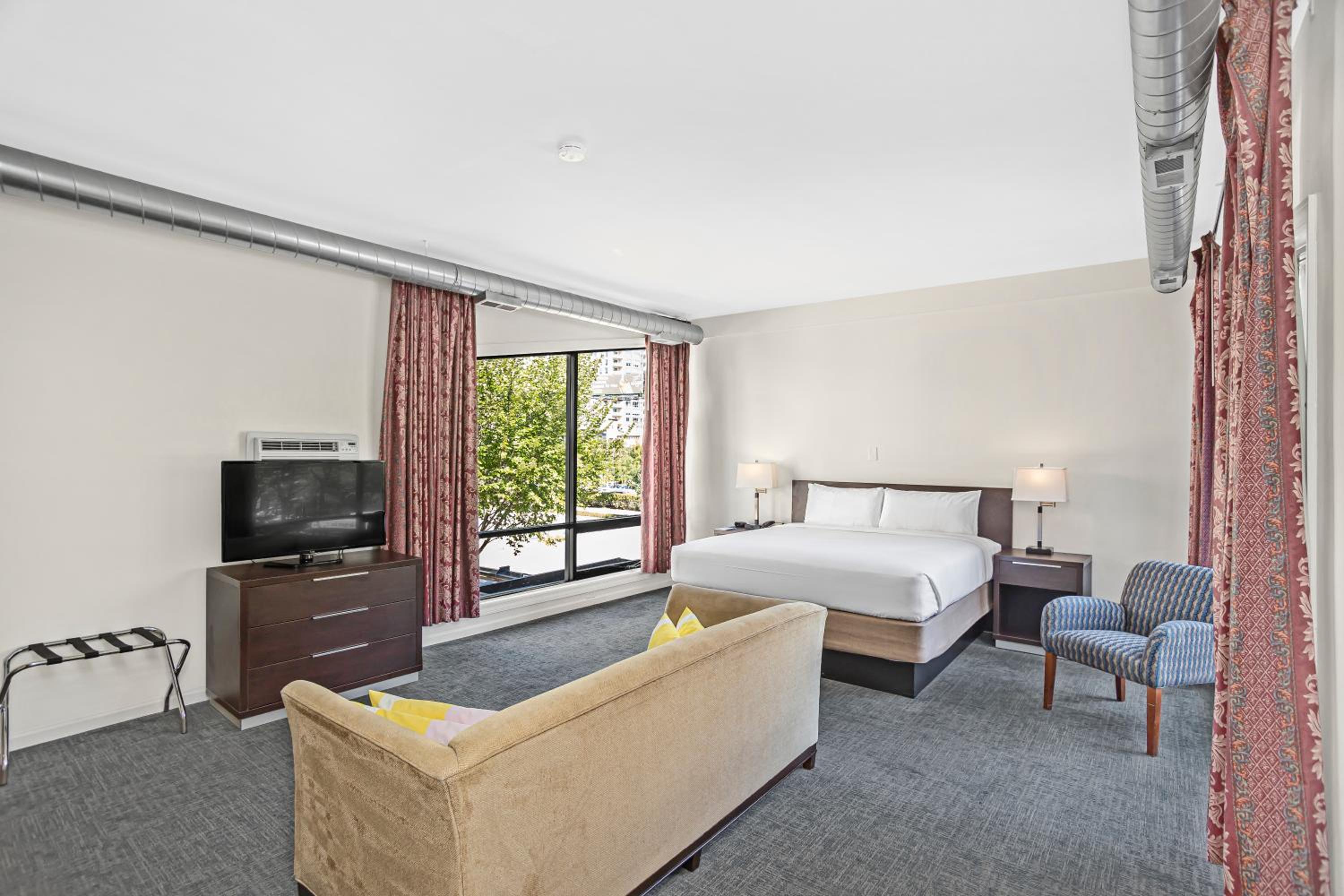  King Suite with Sofa Bed - Non-Smoking - Photo 7