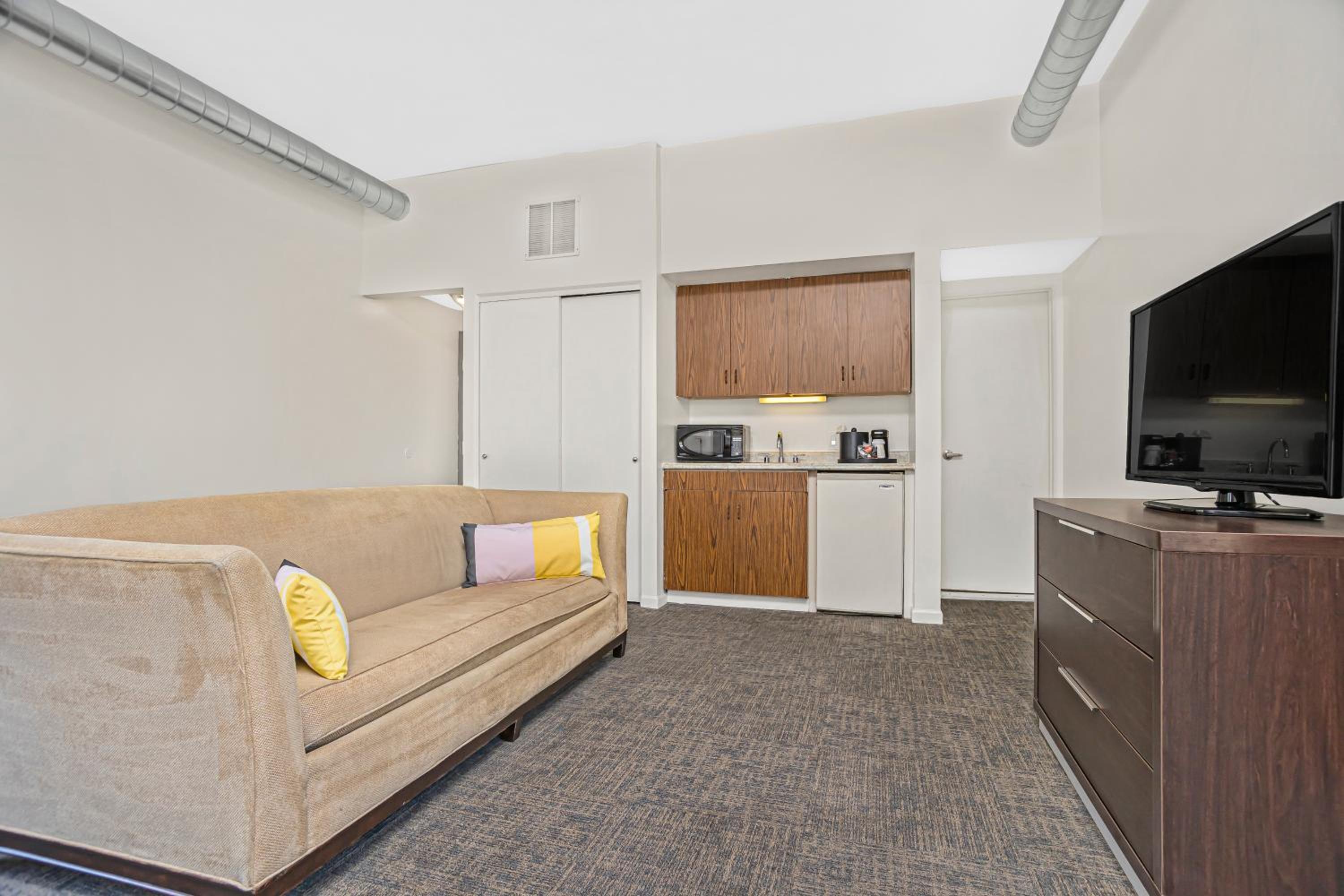  King Suite with Sofa Bed - Non-Smoking - Photo 2