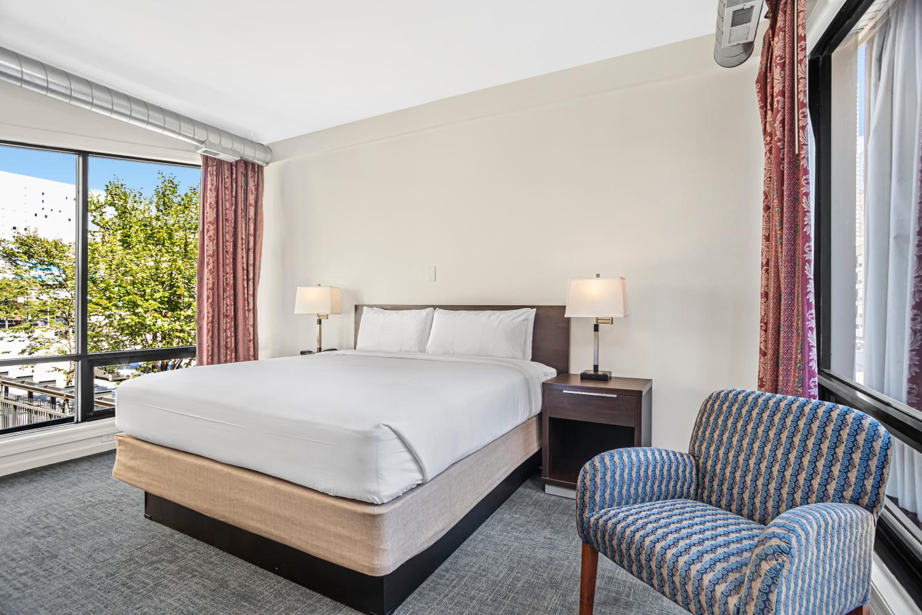  King Suite with Sofa Bed - Non-Smoking - Photo 4