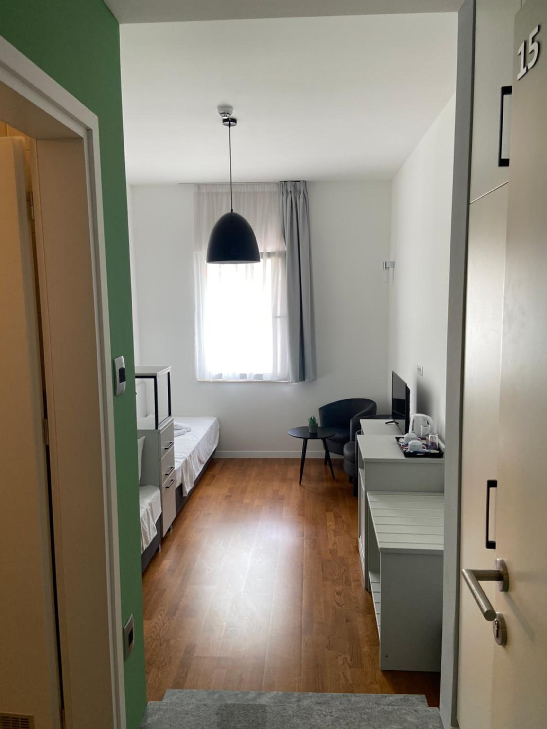 Art - Economy Twin Room - Photo 4