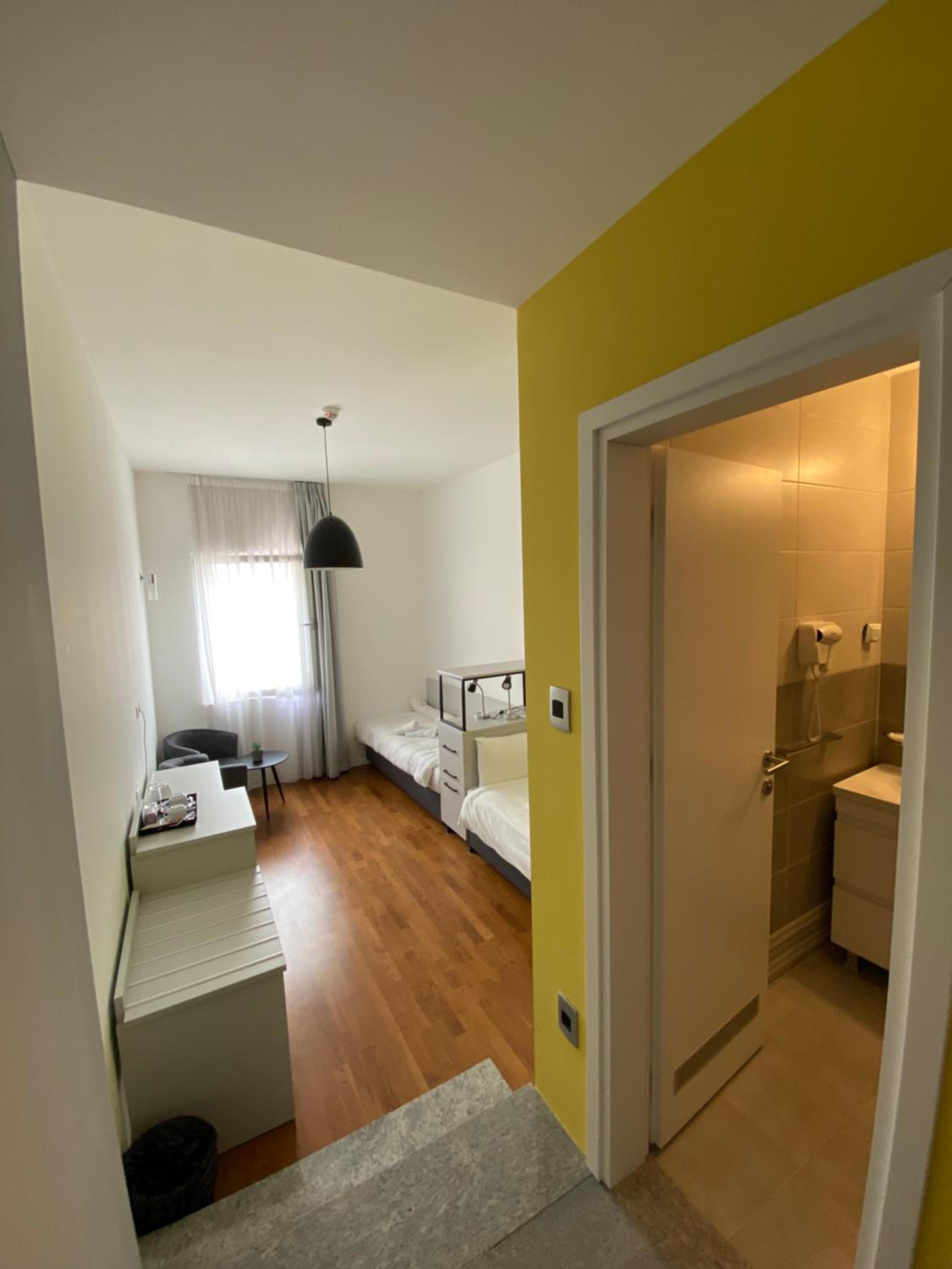 Art - Economy Twin Room - Photo 2