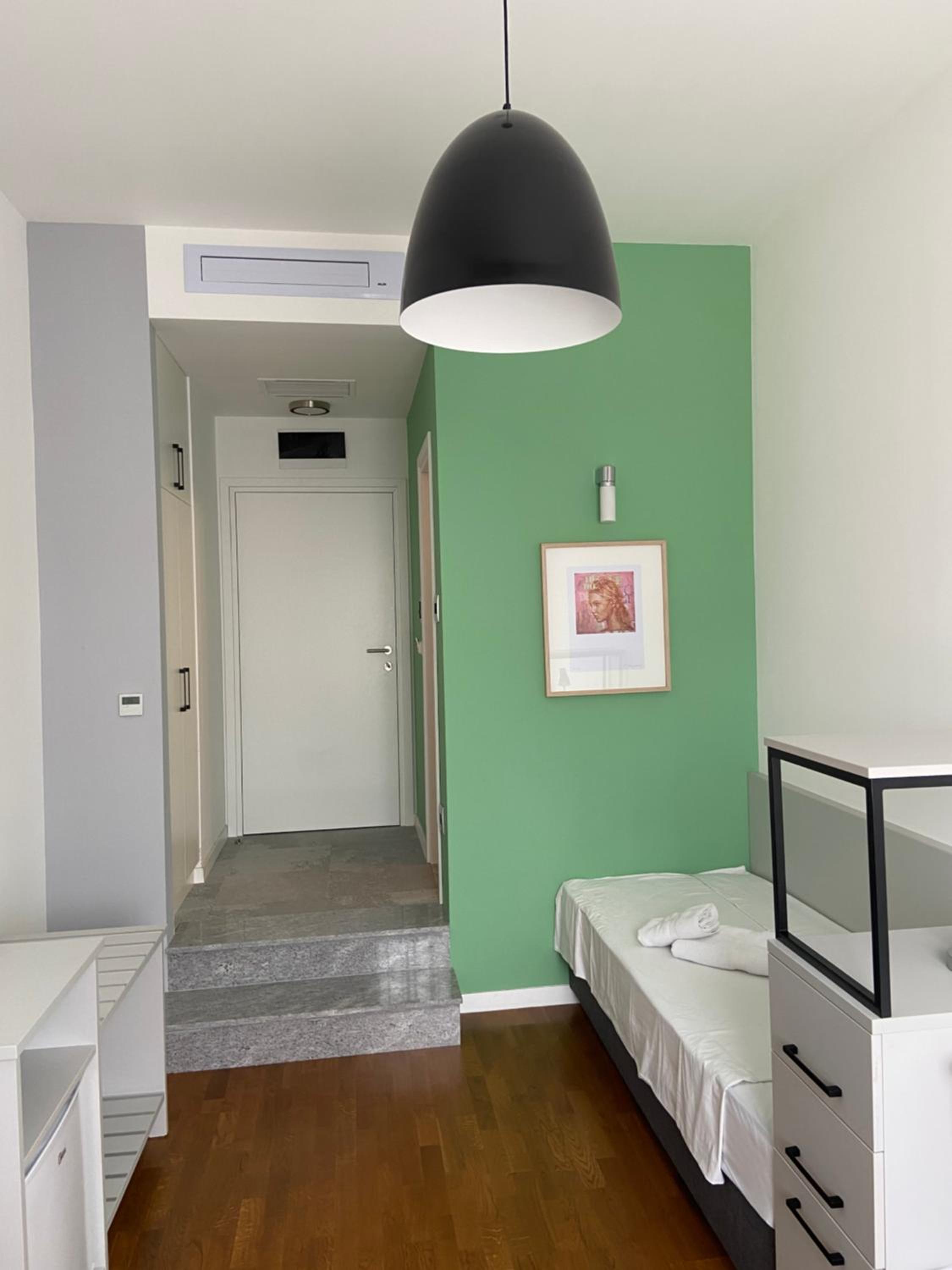 Art - Economy Twin Room - Photo 5