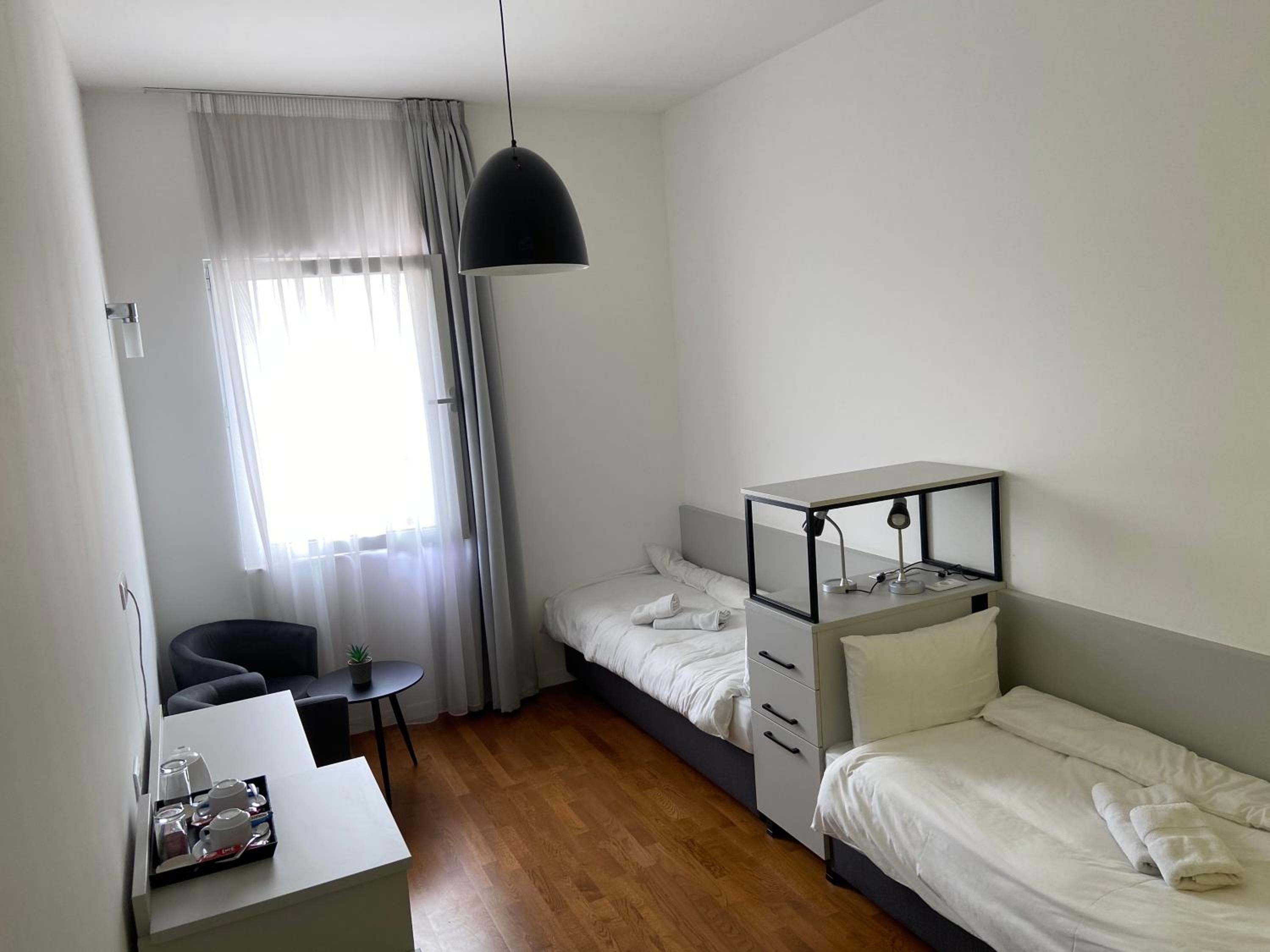 Art - Economy Twin Room - Photo 3
