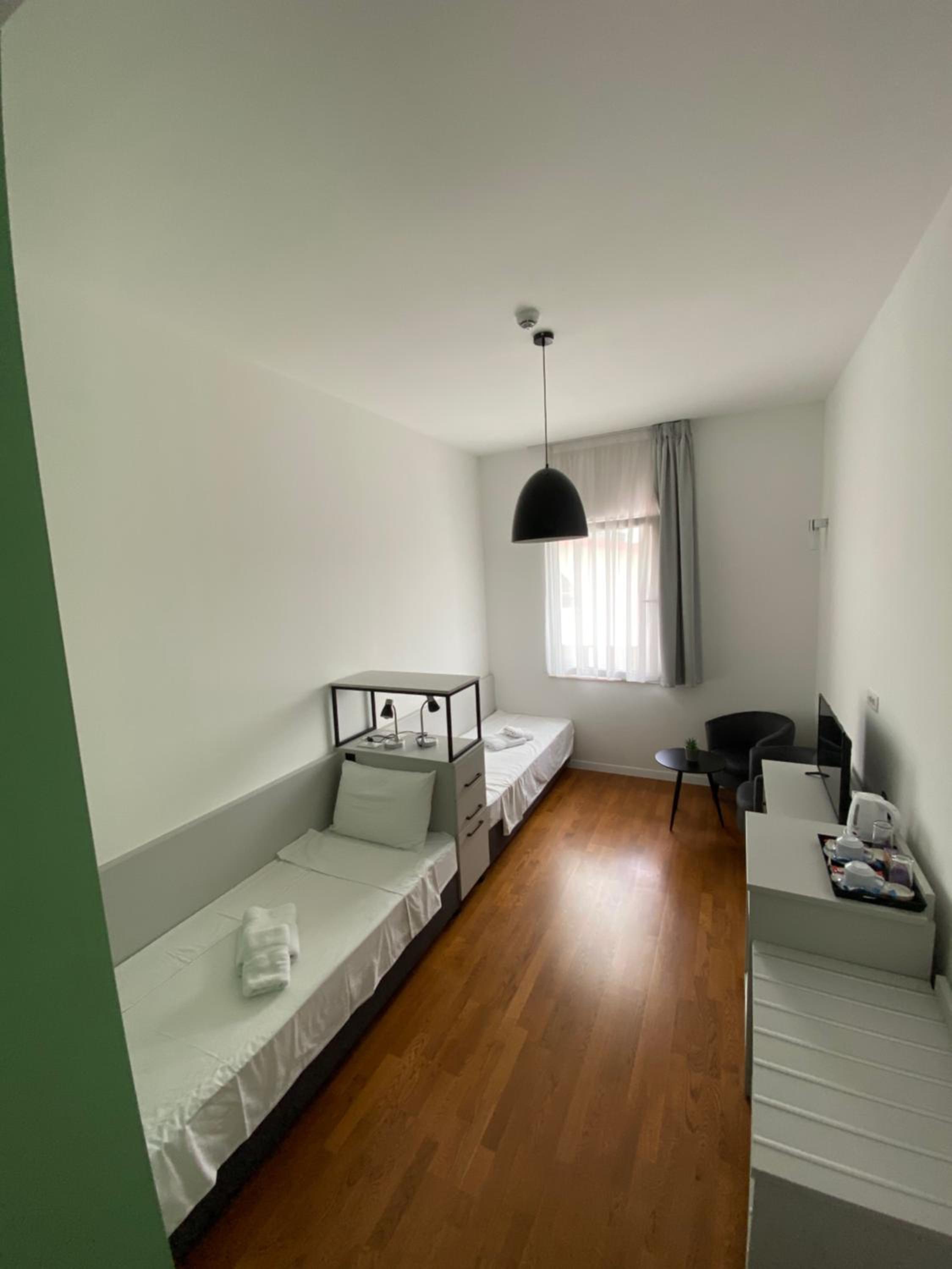 Art - Economy Twin Room - Photo 1