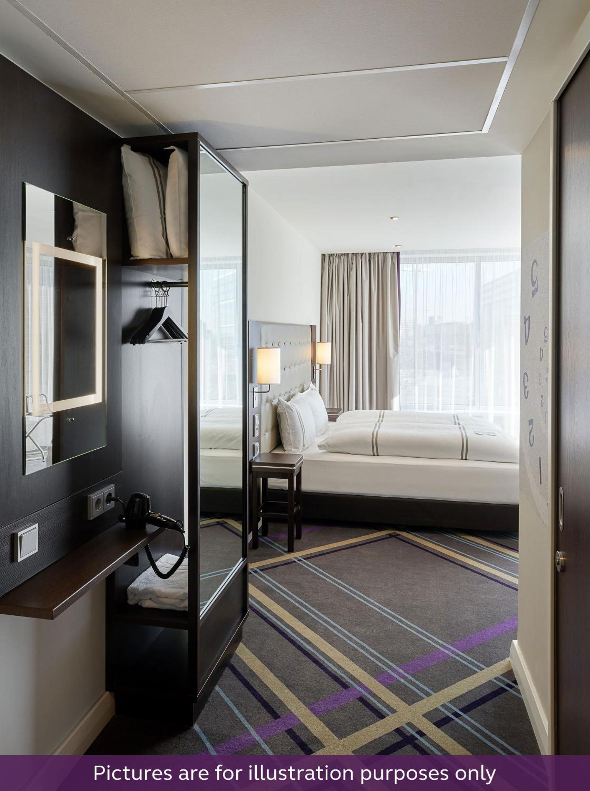 Standard Double Room thumbnail 6
