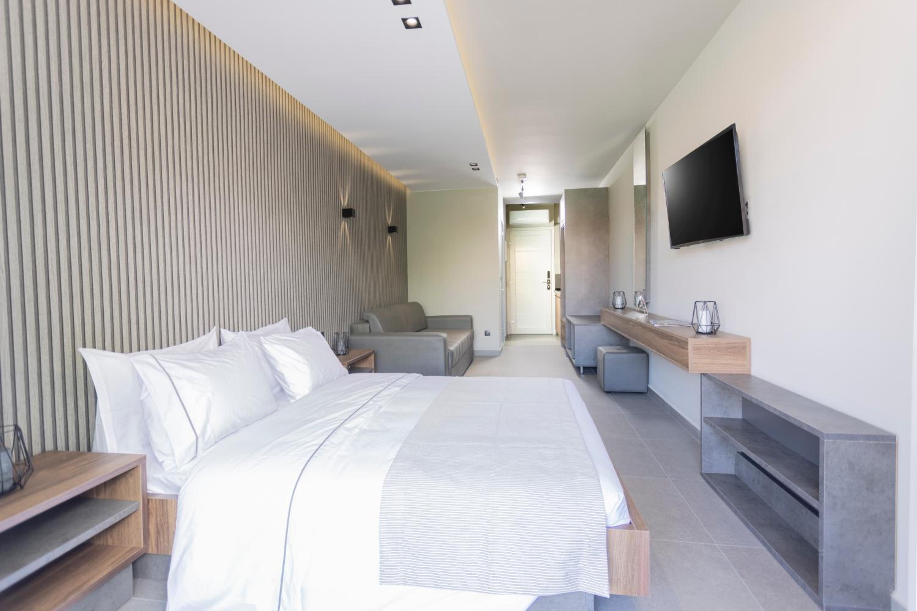 Deluxe Double Room with Balcony photo 3