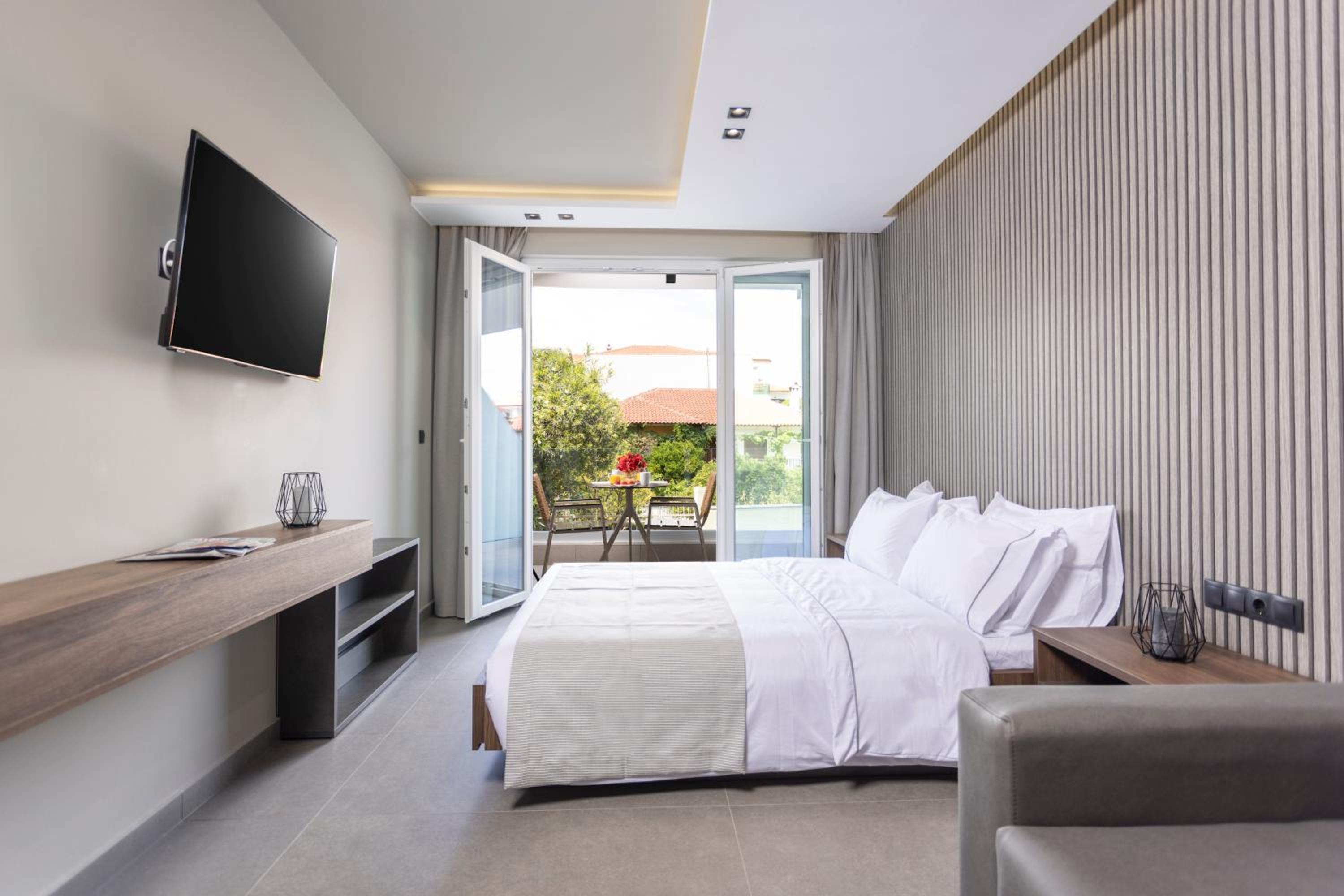 Deluxe Double Room with Balcony photo 1
