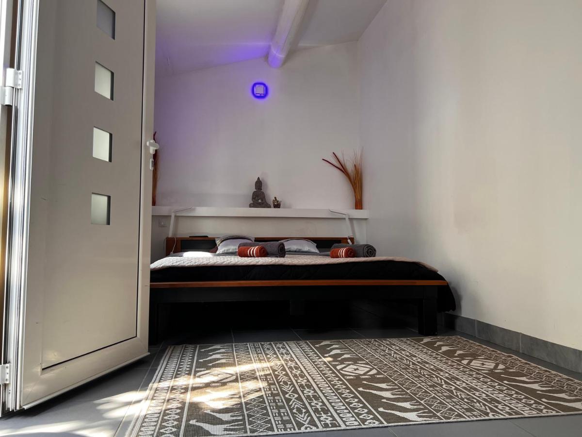 Deluxe Queen Room - Photo 9