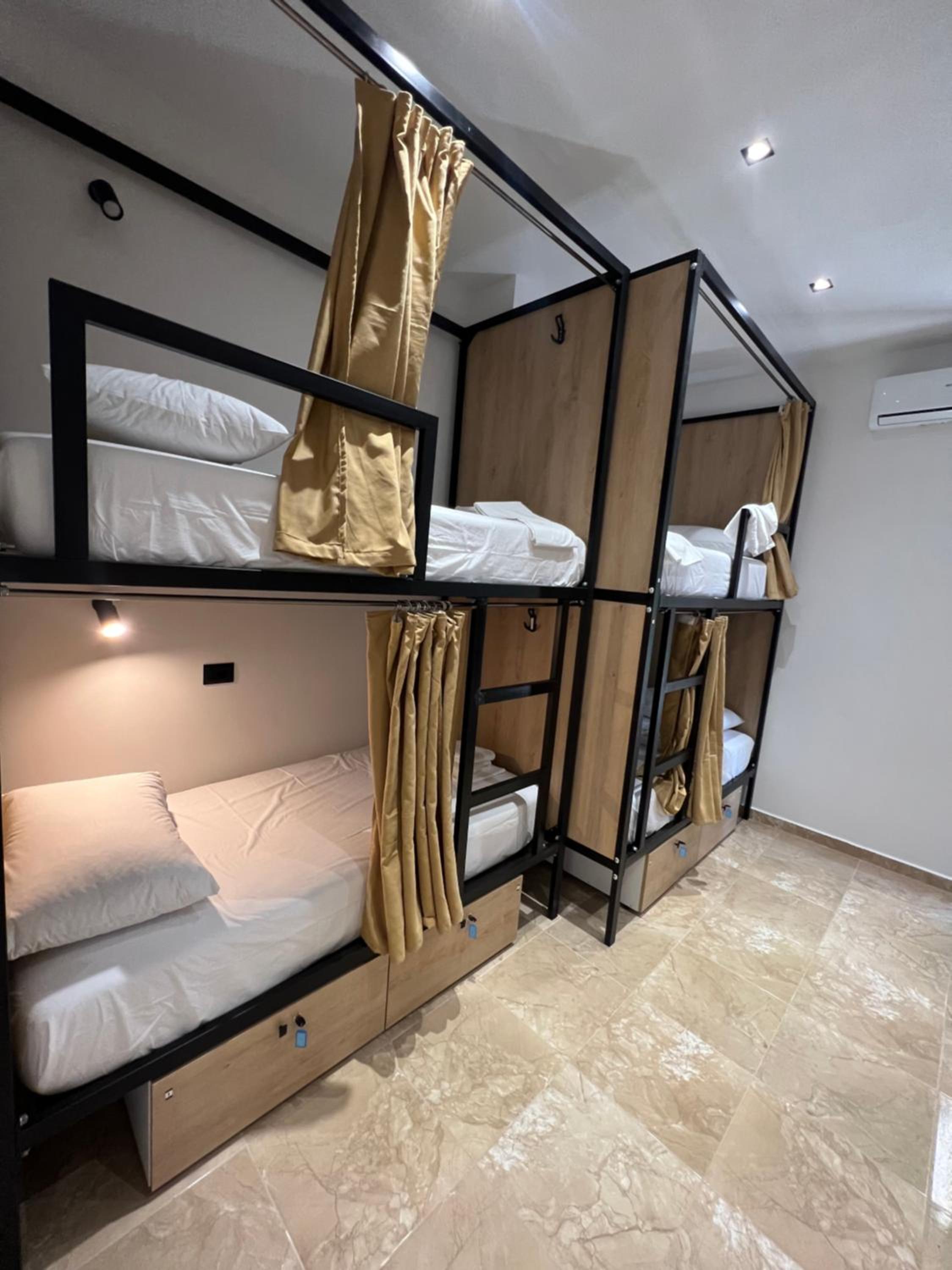 Bed in 8-Bed Mixed Dormitory Room photo 1