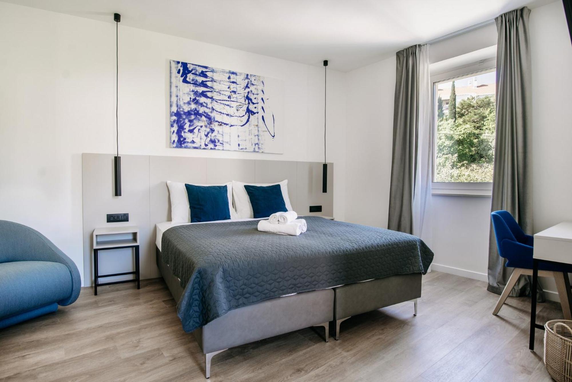 Deluxe Queen Room