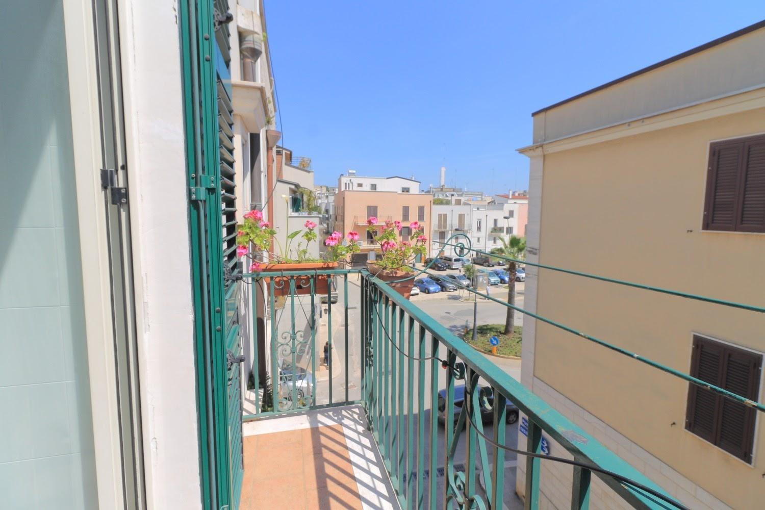 Apartment with Balcony - Photo 13