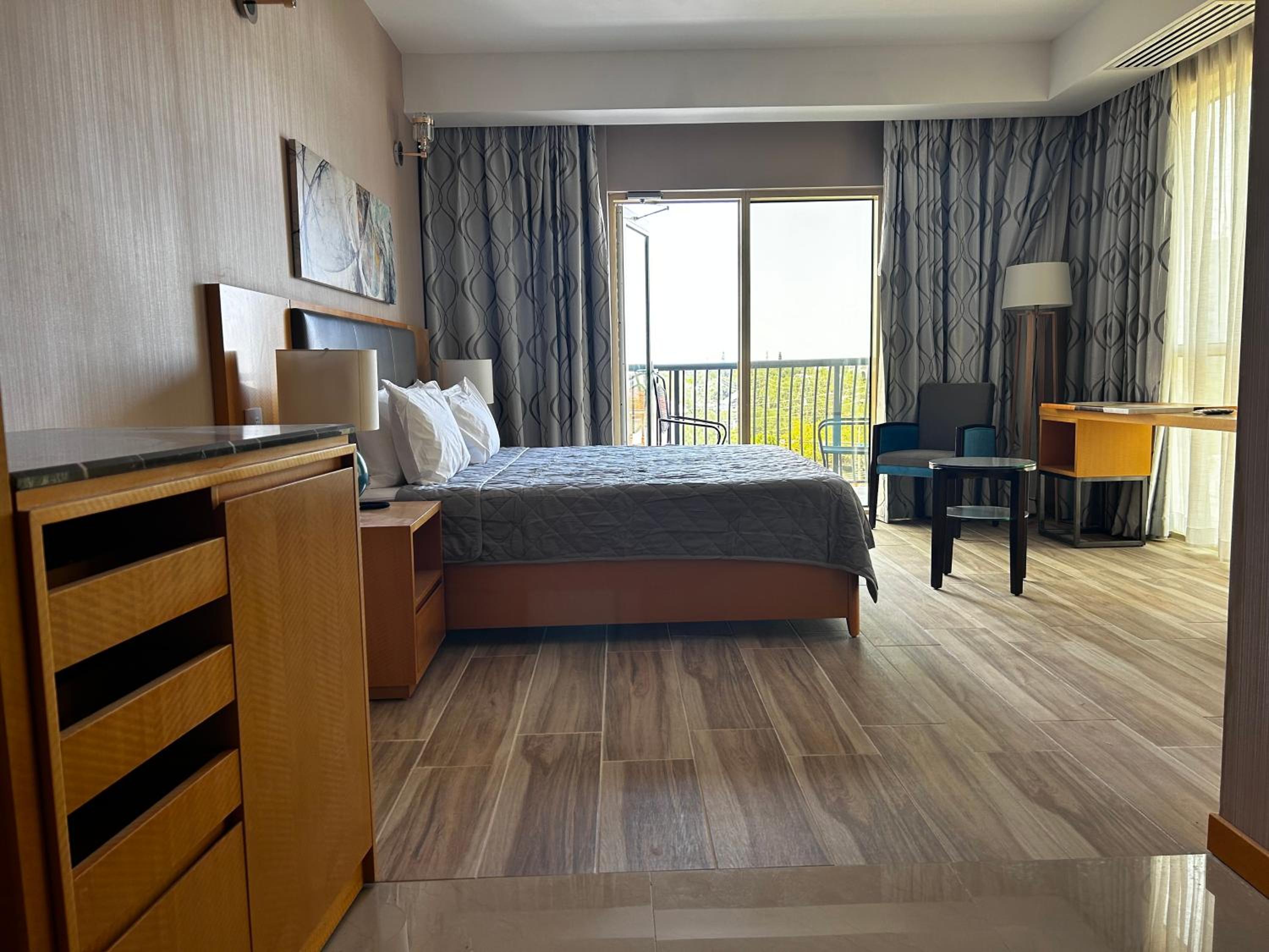 Queen Room with Balcony photo 3