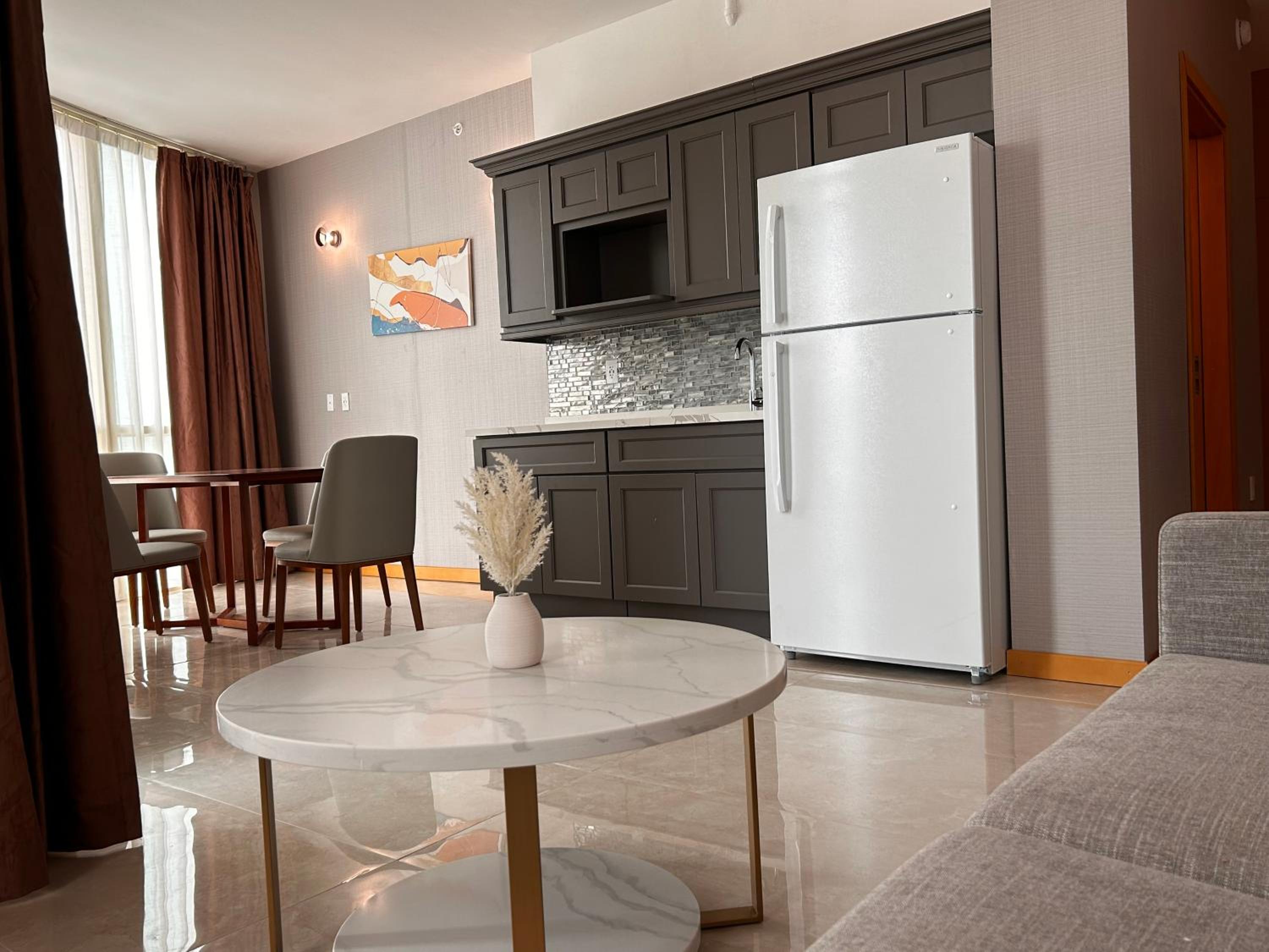 Suite - Photo 3