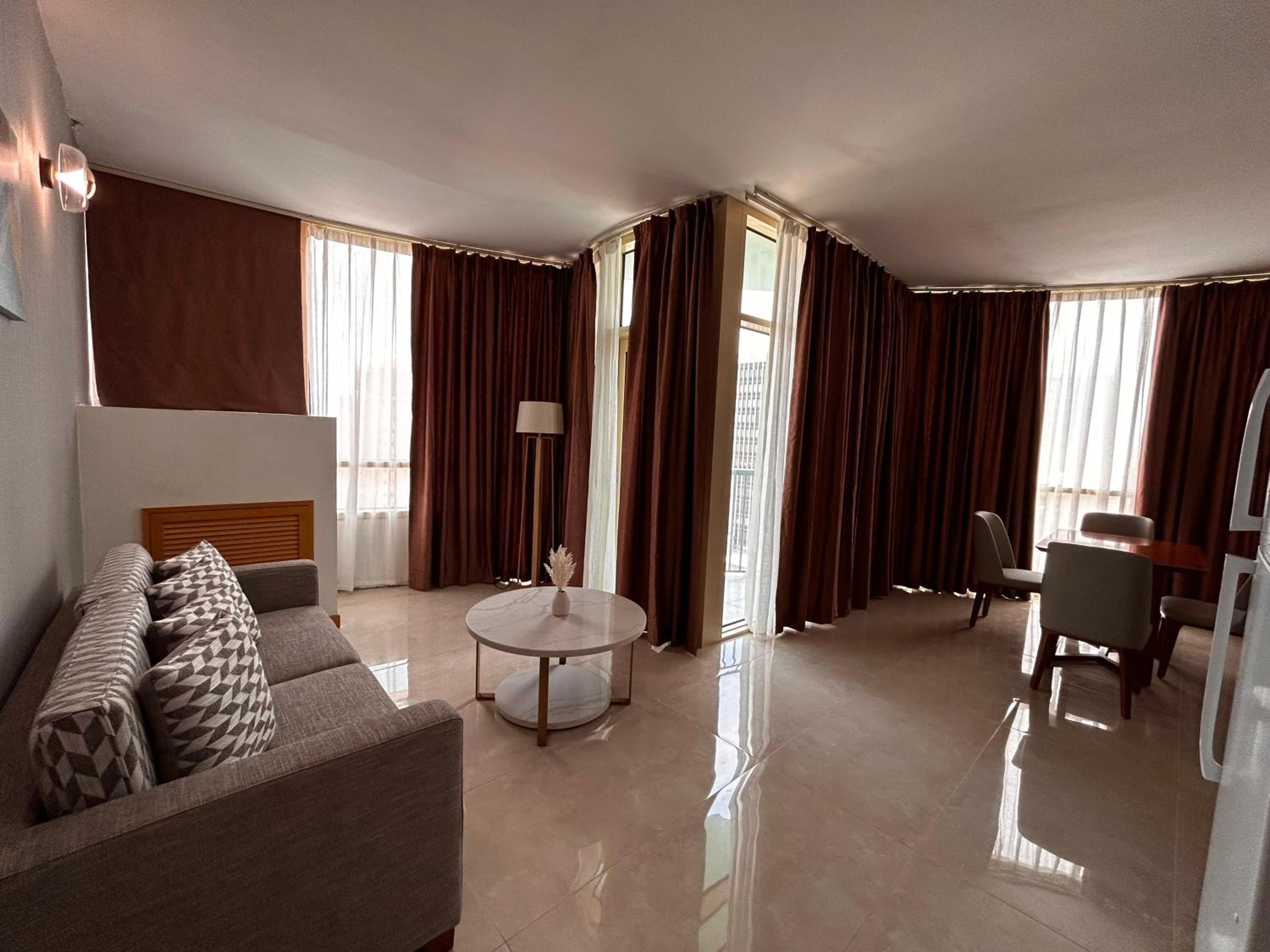 Suite - Photo 1