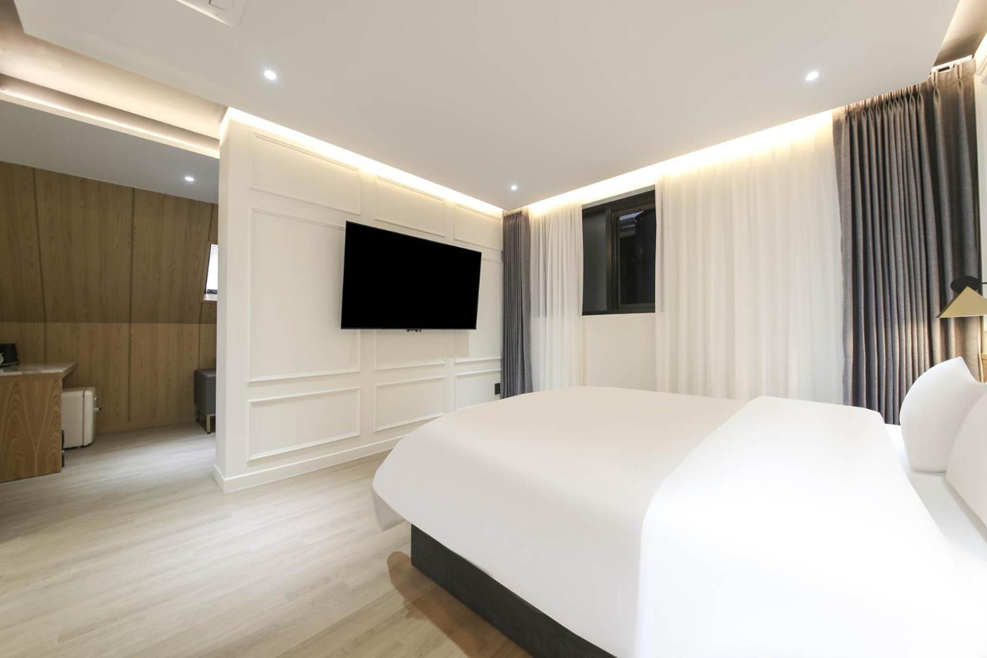 One-Bedroom Suite photo 2