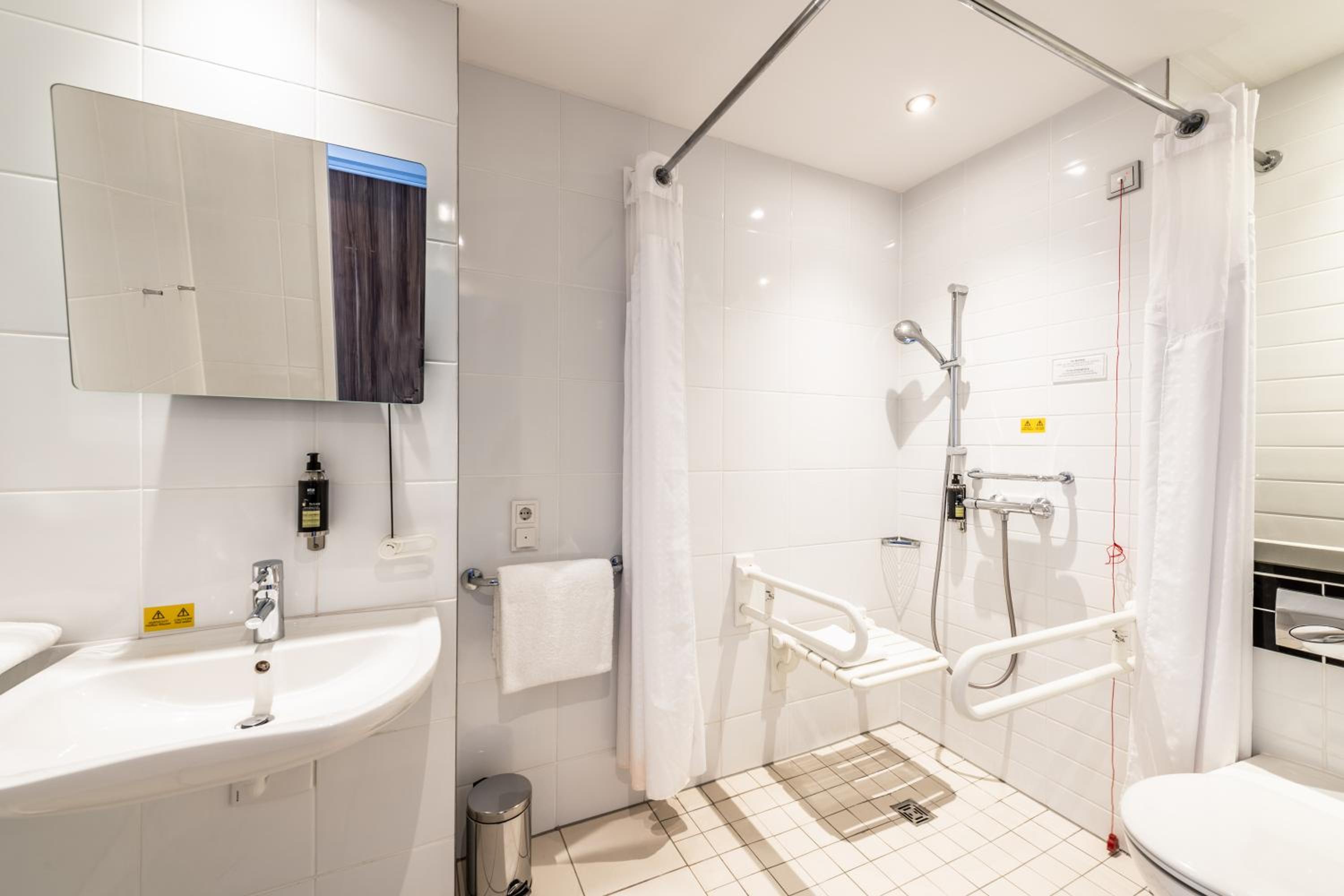 Standard Zweibettzimmer thumbnail 5