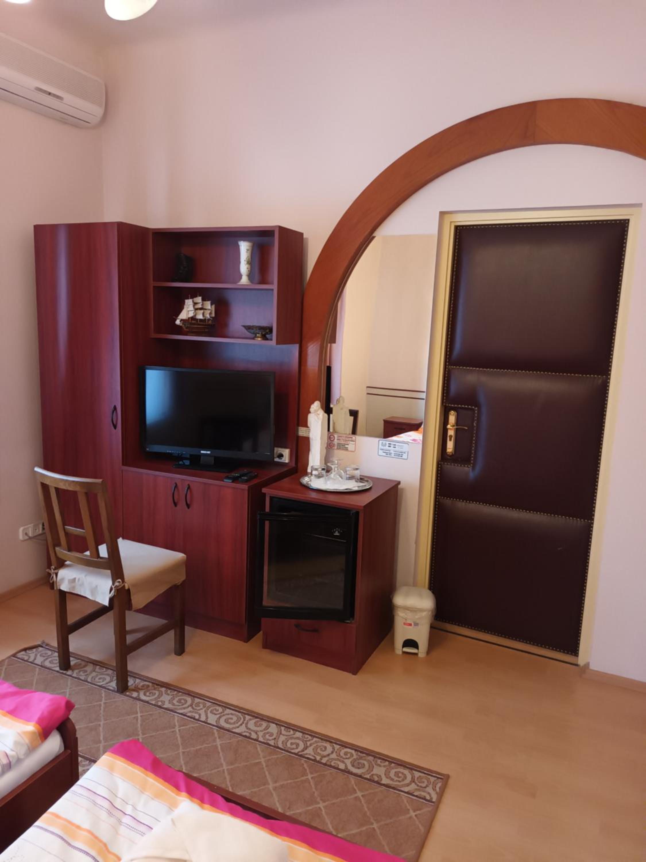 Twin Room with Private Bathroom photo 3