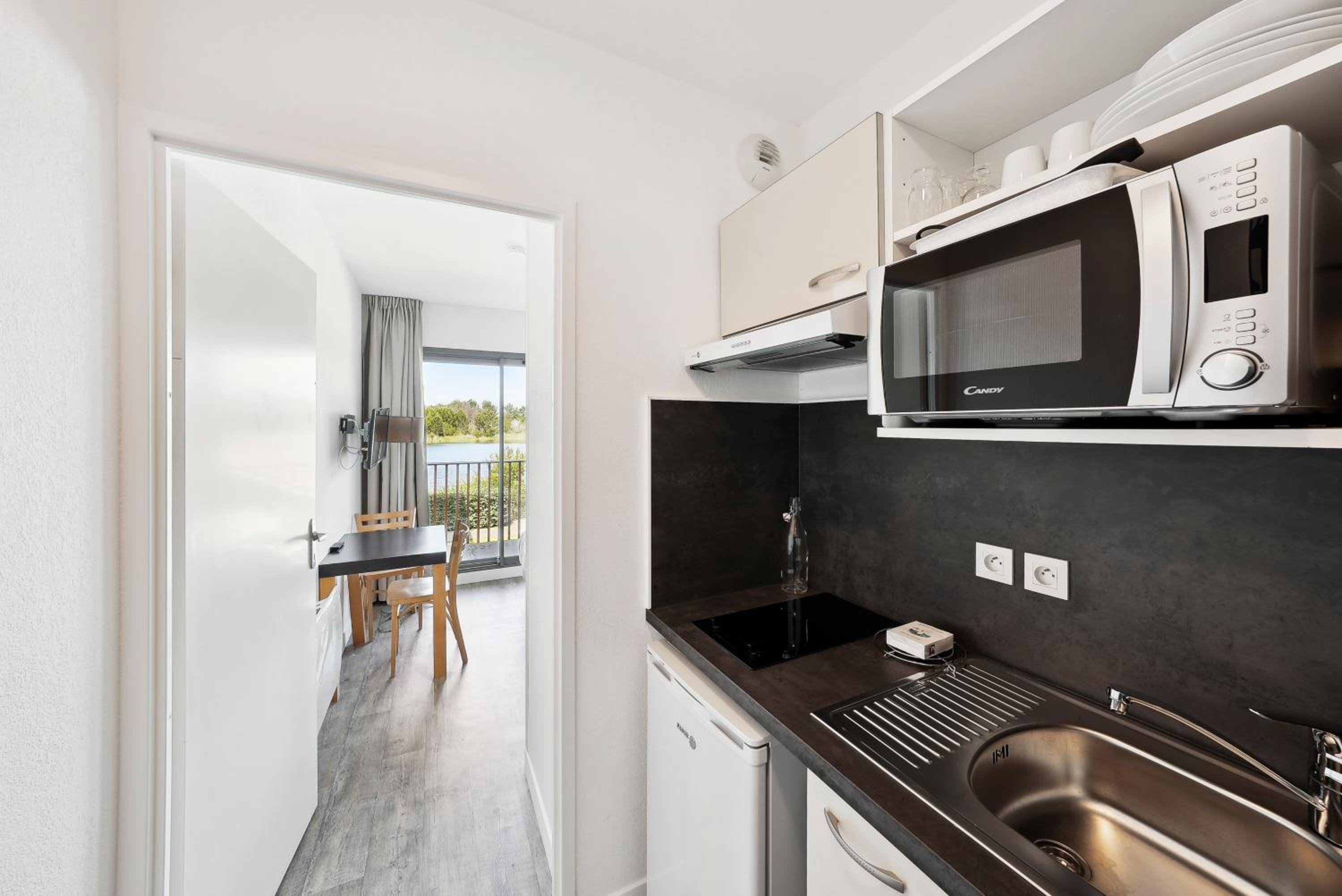 Studio with Double Bed - Lake Side - Photo 5