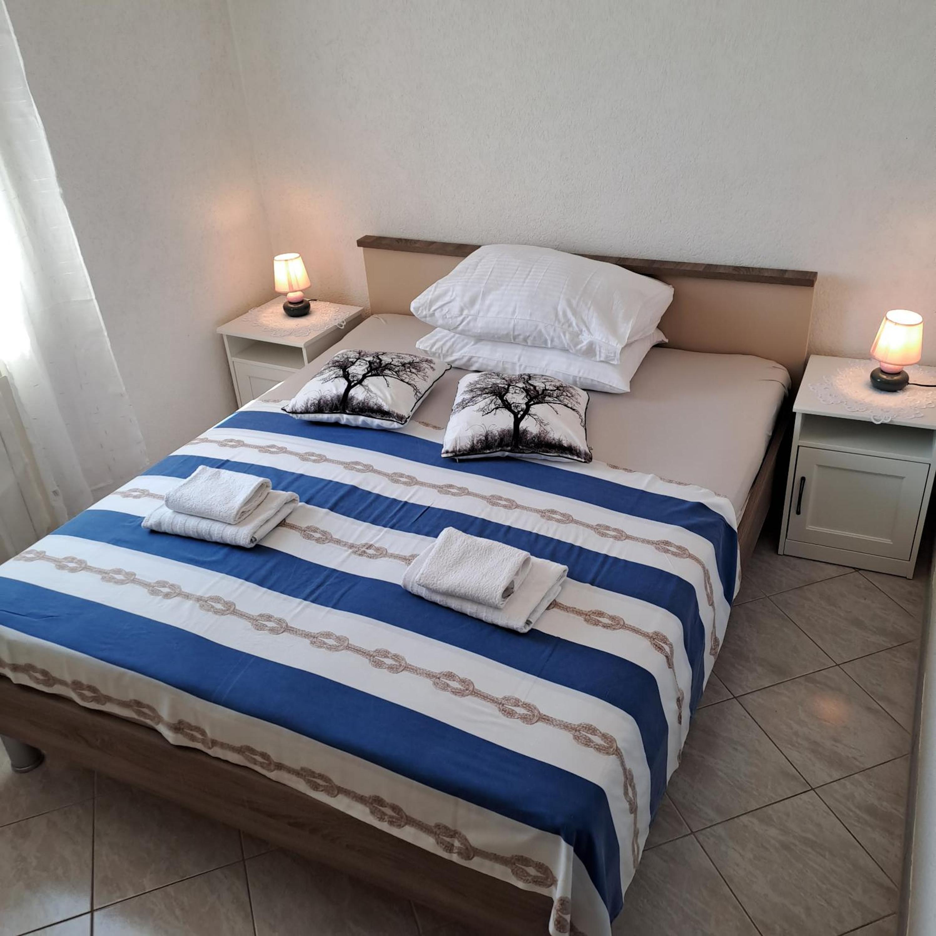 Apartment with Balcony - Photo 32