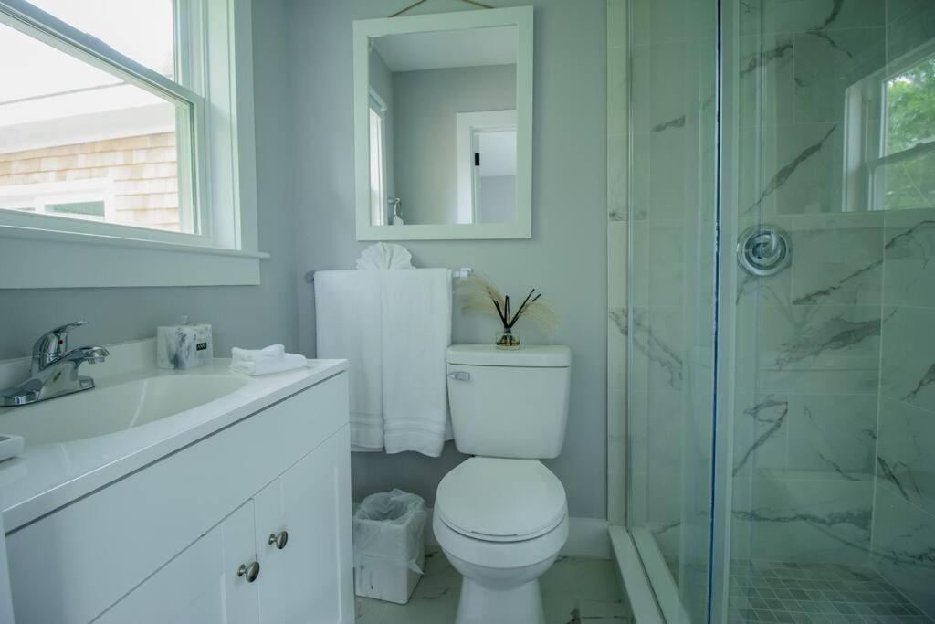 Six-Bedroom House photo 2