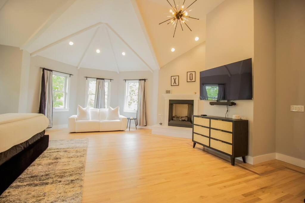 Six-Bedroom House photo 1