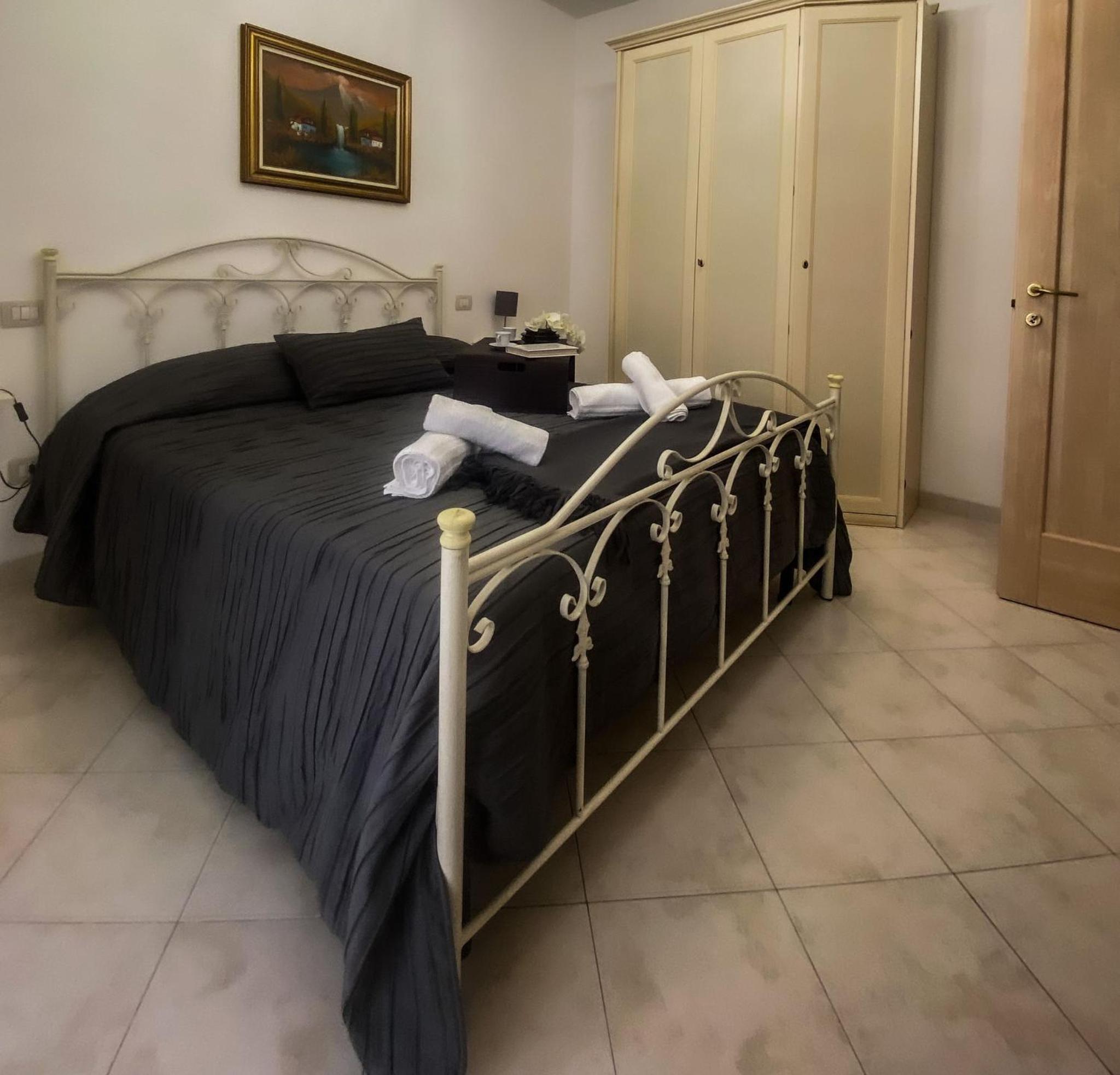 Double Room with Balcony - Photo 4