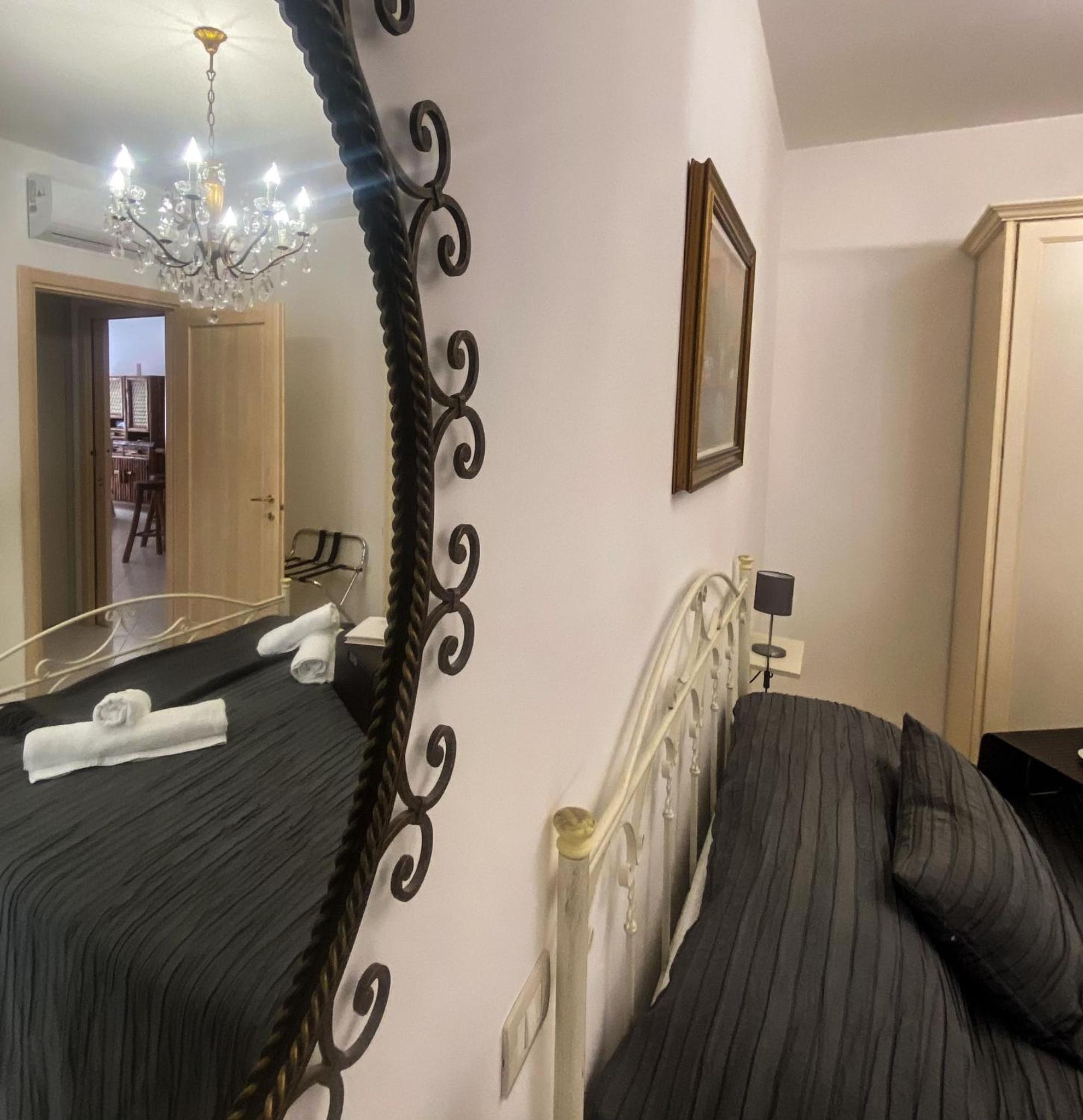 Double Room with Balcony - Photo 8