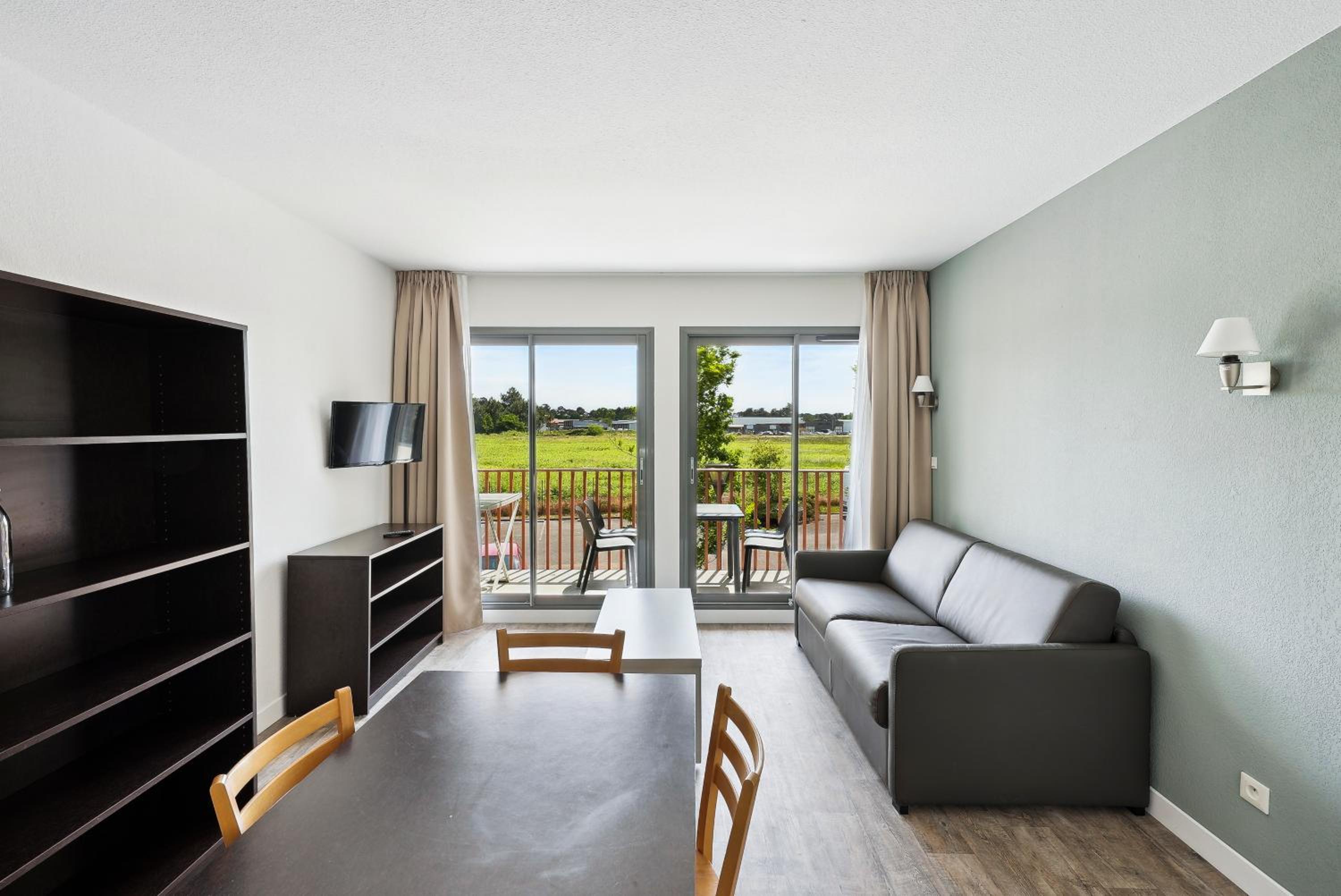 Apartment with 2 Single Bed and Sofa Bed - Photo 3