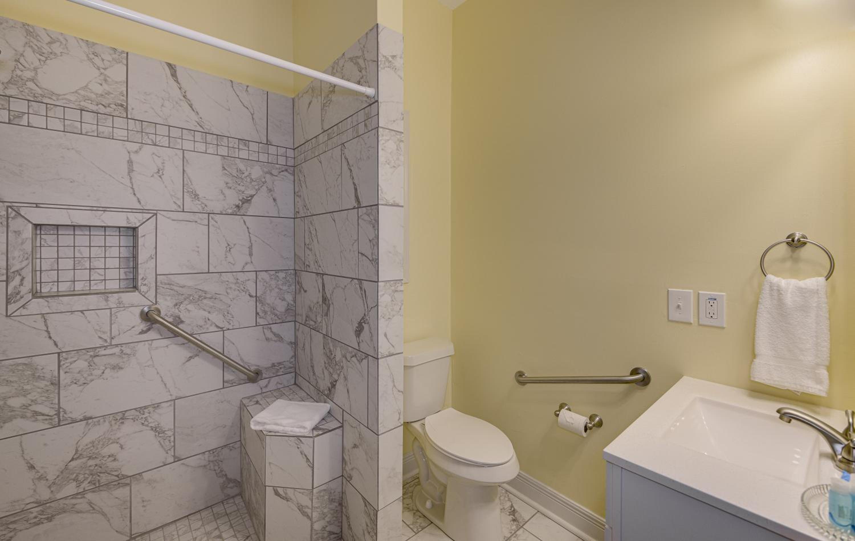 Deluxe King Room photo 3