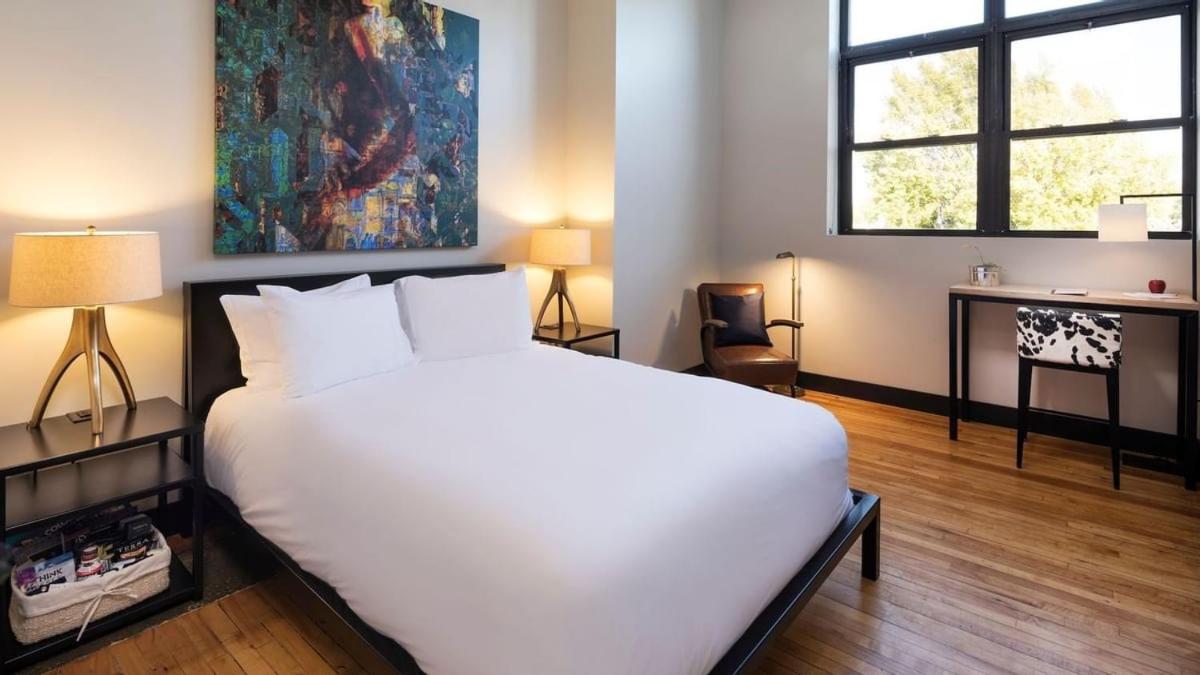 Deluxe Queen Room
