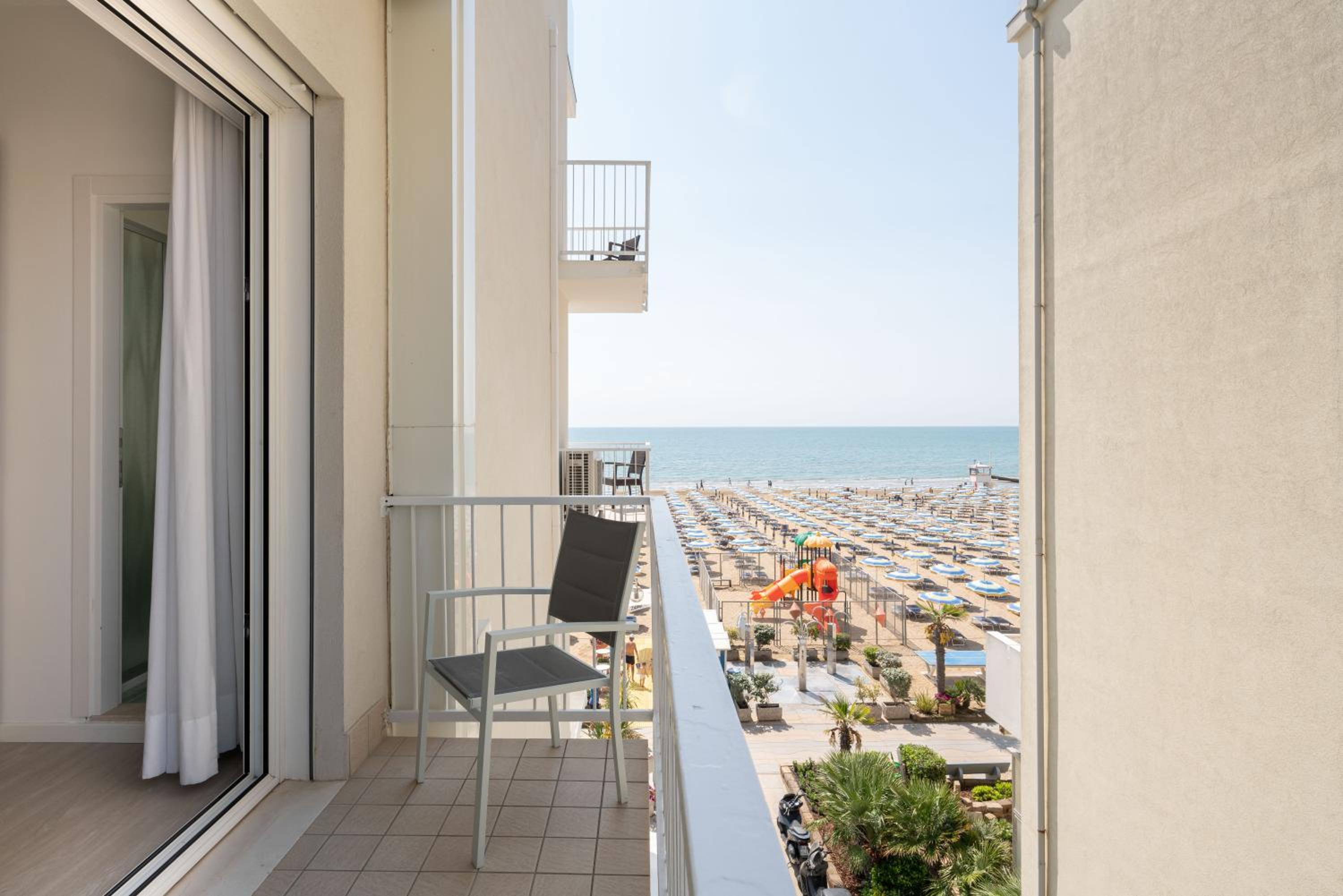 Comfort Double Room with Side Sea View - Photo 16
