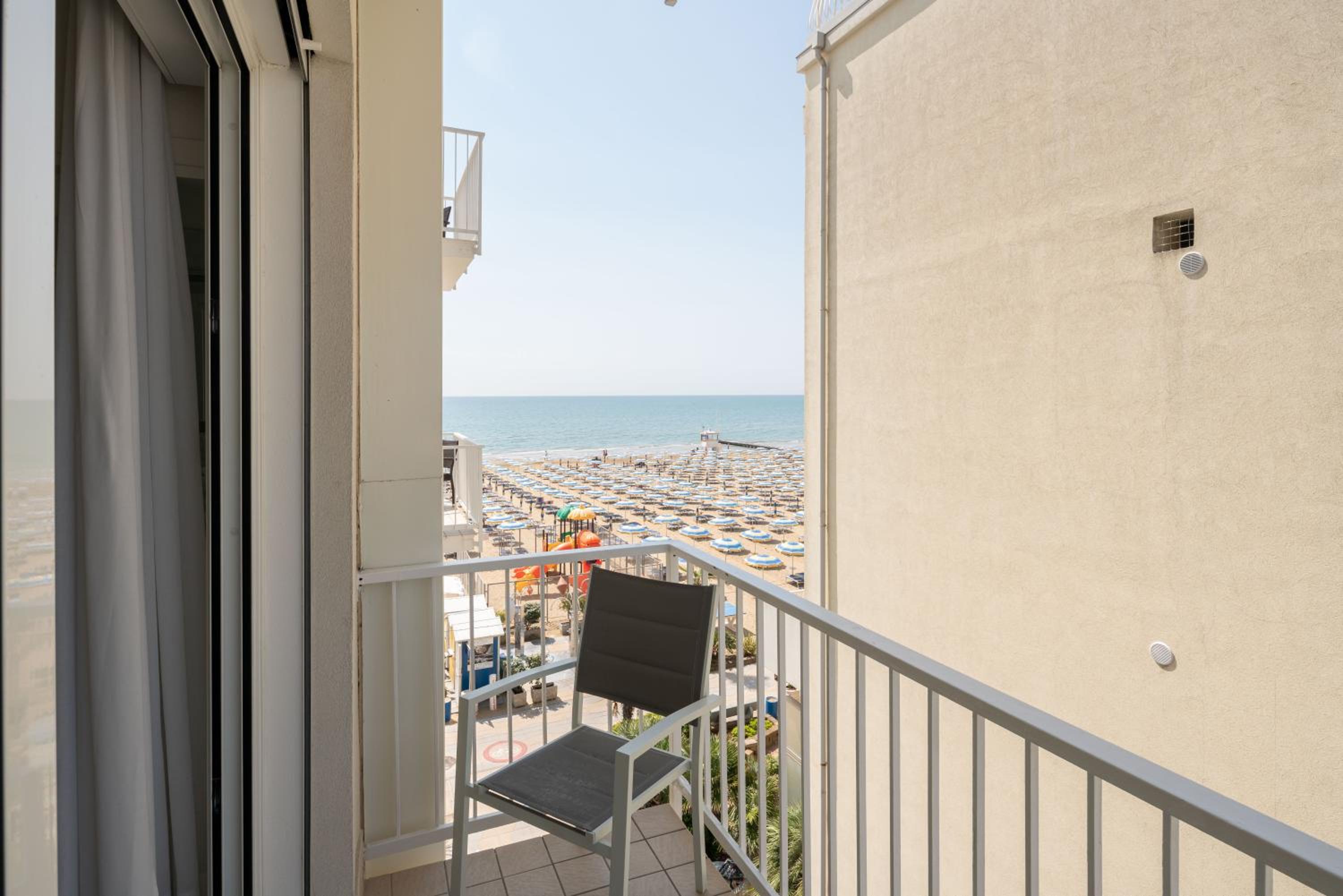 Comfort Double Room with Side Sea View - Photo 14